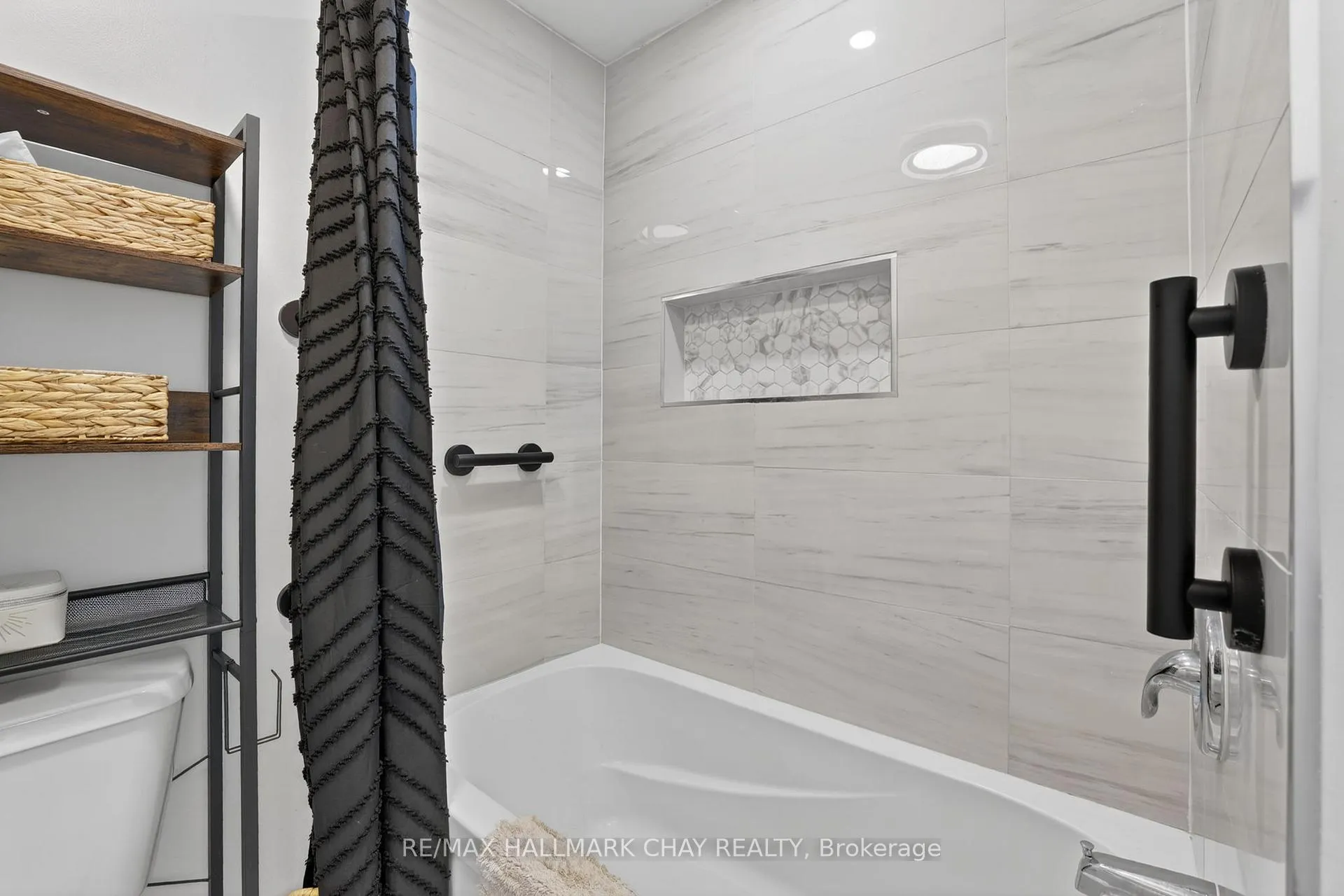 Photo 19 of 2652 Lawrence Avenue, Innisfil, Stroud — HOMEH