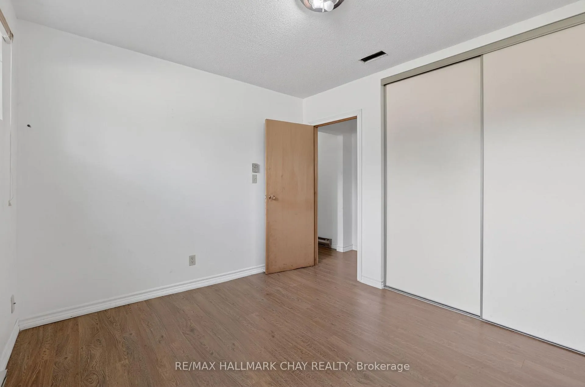Photo 22 of 2652 Lawrence Avenue, Innisfil, Stroud — HOMEH