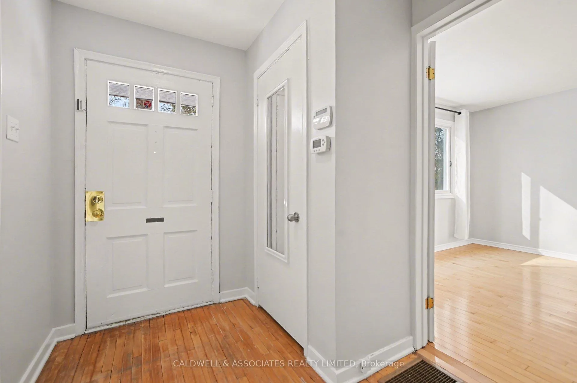 Photo 2 of 5 Arundel Avenue, Ottawa, Manor Park — HOMEH