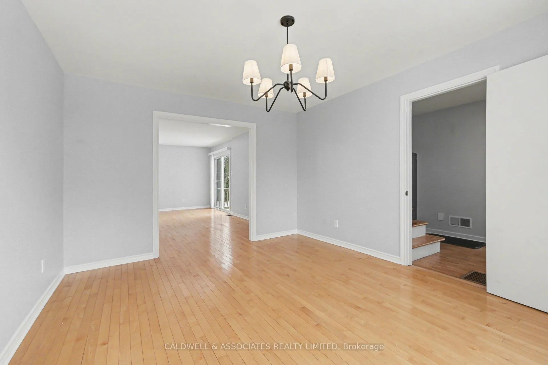 Photo 3 of 5 Arundel Avenue, Ottawa, Manor Park — HOMEH