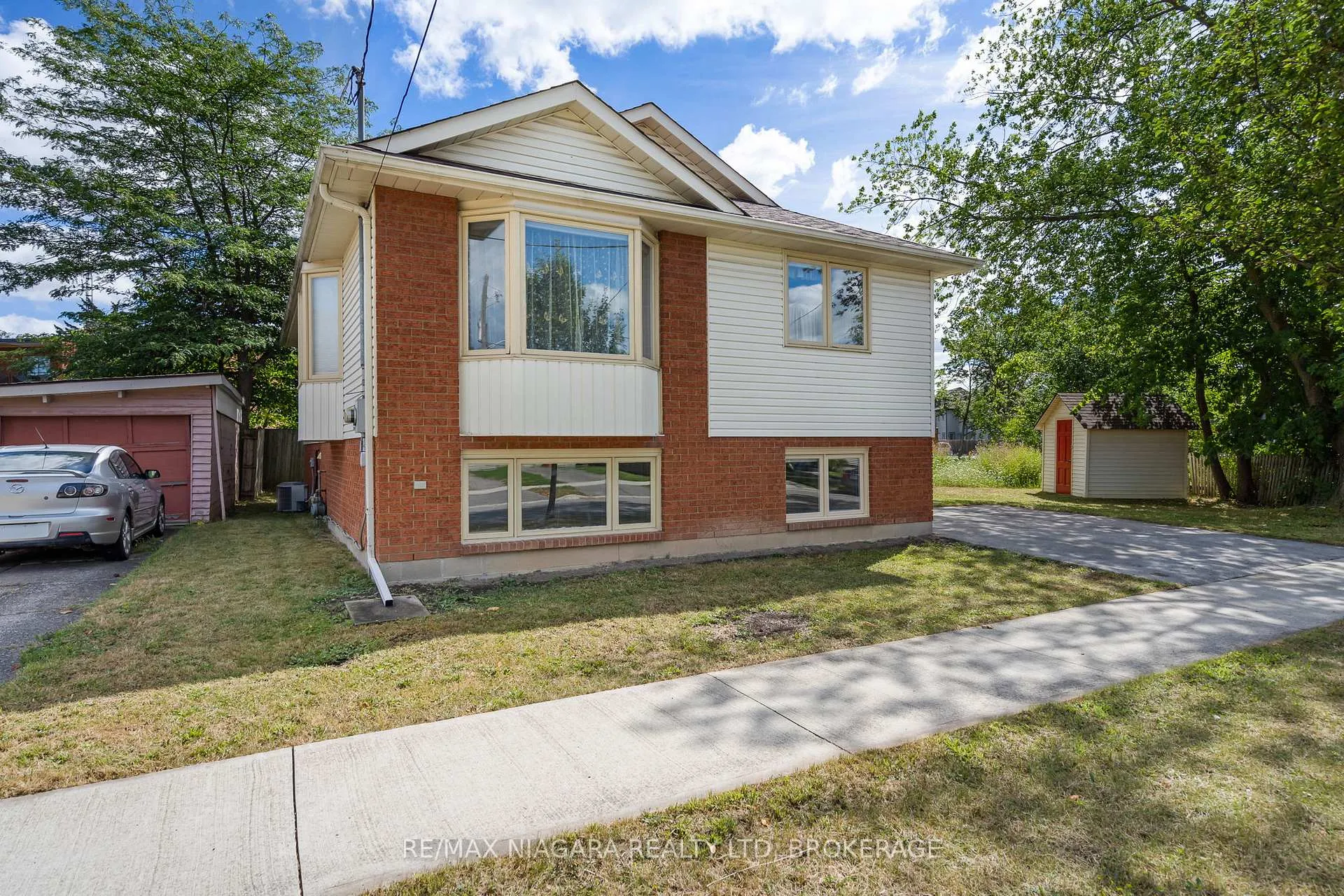 Photo 3 of 59 Leeper Street, St. Catharines, Western Hill — HOMEH