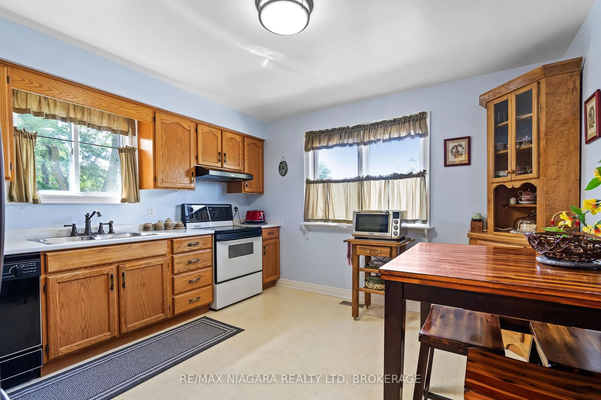 Photo 4 of 59 Leeper Street, St. Catharines, Western Hill — HOMEH