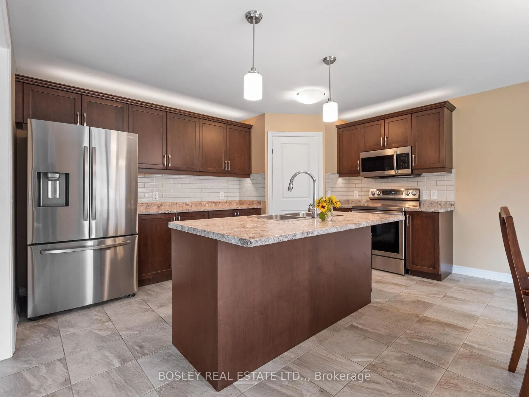 Photo 11 of 35 McFarland Street, Thorold, Hurricane/Merrittville — HOMEH