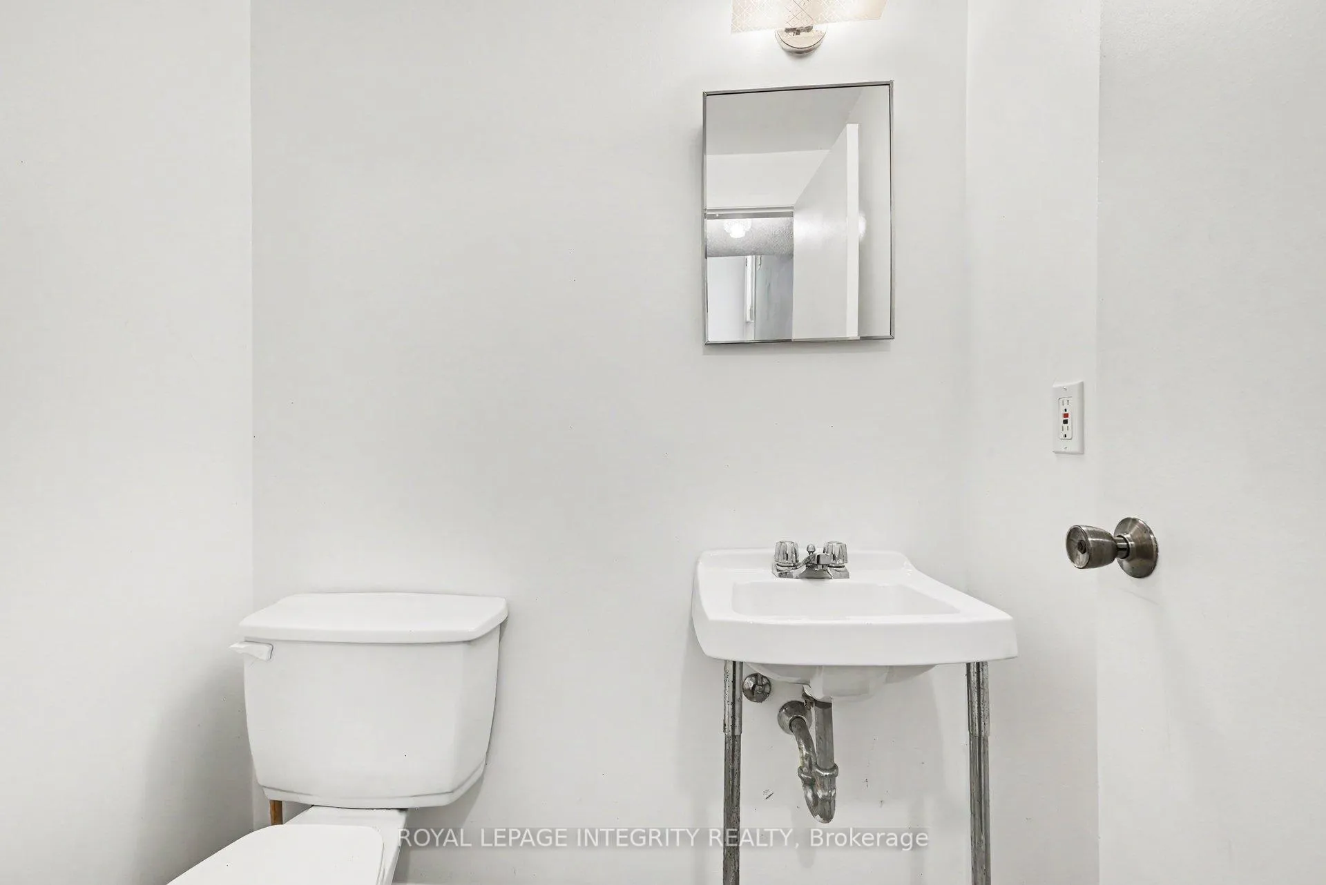 Photo 11 of Unit A, 26A Lovell Lane, Ottawa, Westcliffe Estates — HOMEH