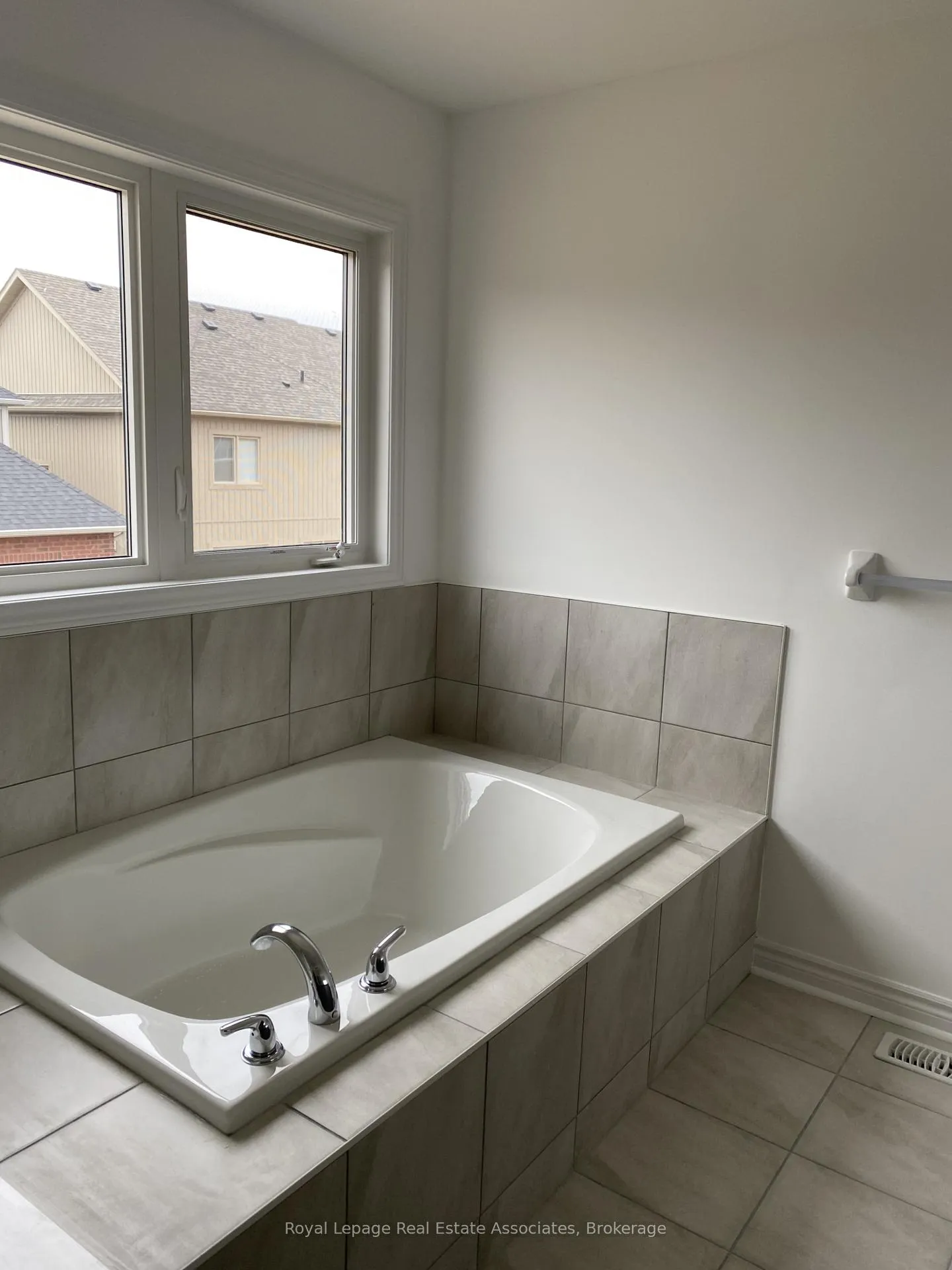 Photo 13 of 85 Tracey Lane, Collingwood — HOMEH