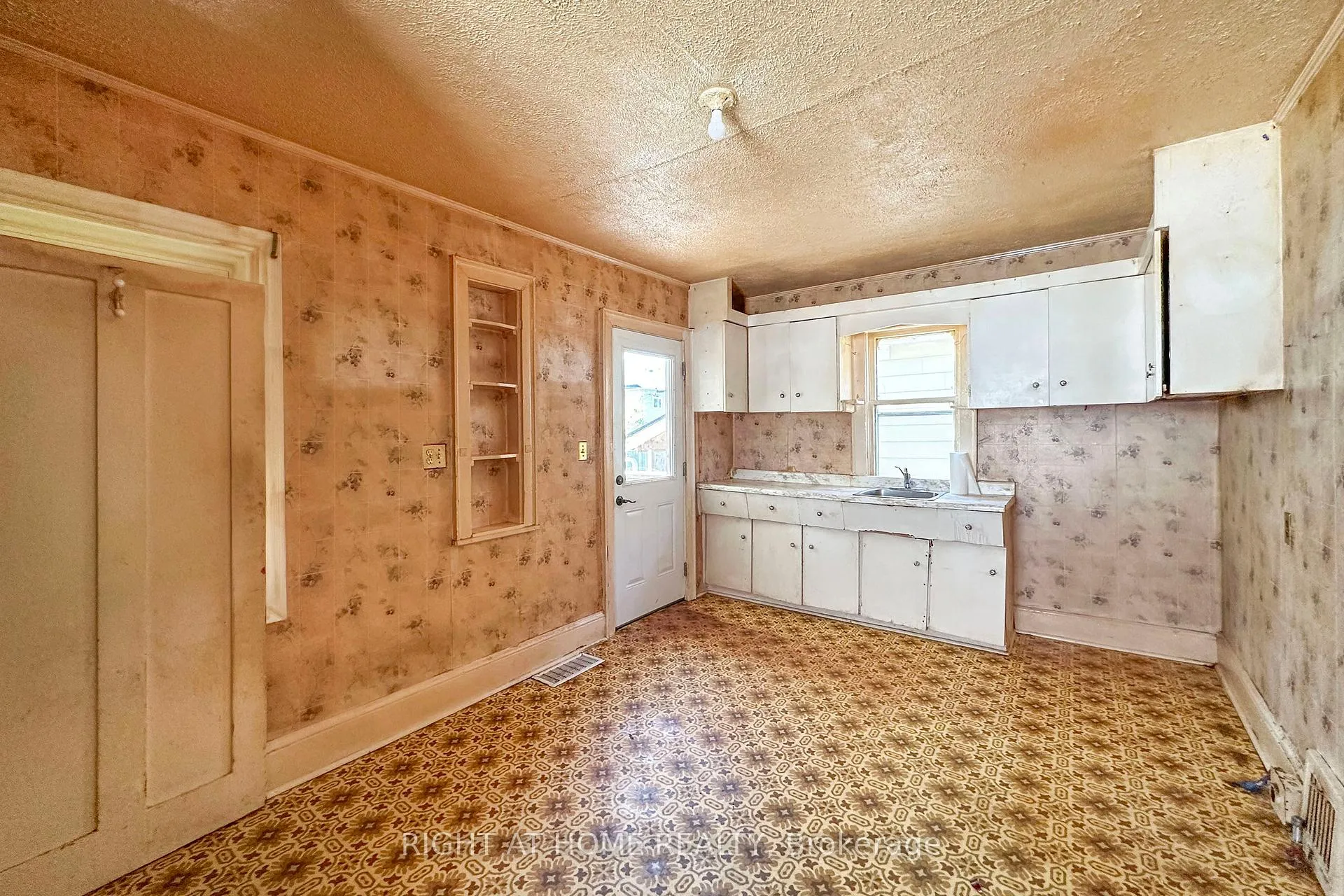 Photo 7 of 235 Edward Avenue, Oshawa, Central — HOMEH