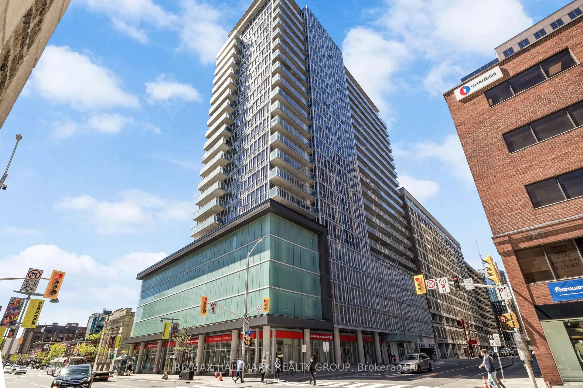 Front of Unit 2207, 324 Laurier Avenue W