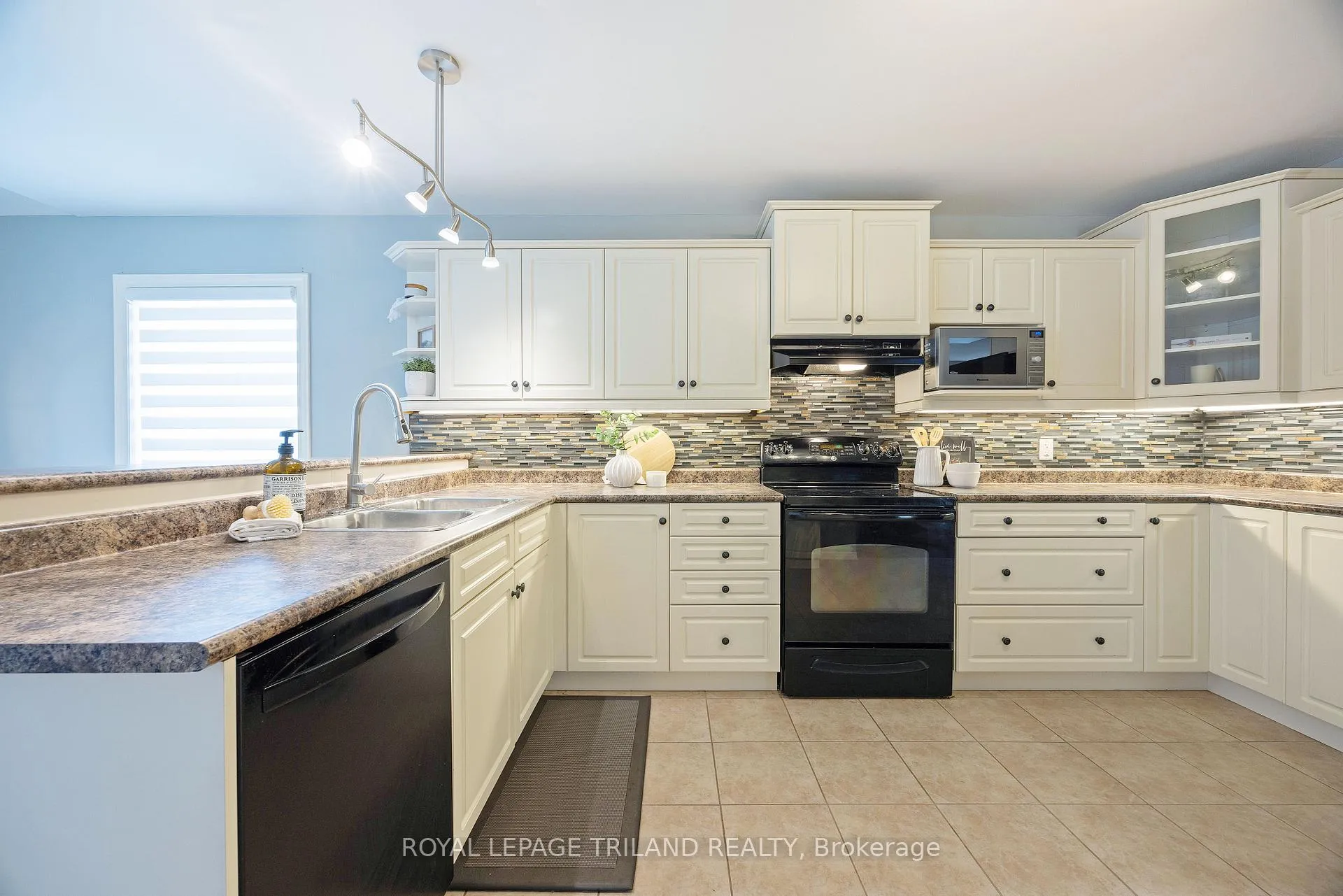 Photo 9 of 1981 Rollingacres Drive, London, North C — HOMEH