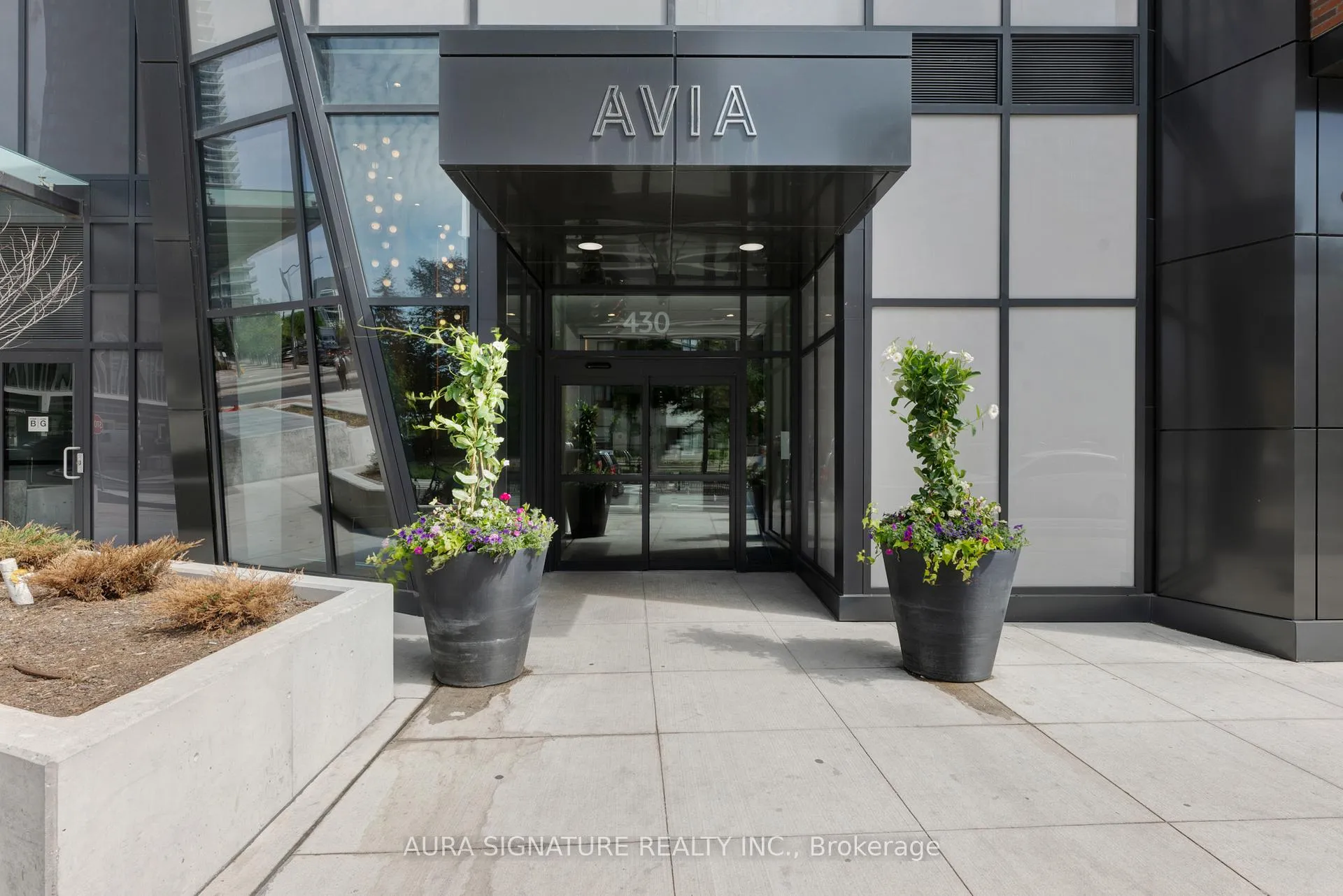 Photo 2 of 430 Square One Drive, Mississauga, Creditview — HOMEH