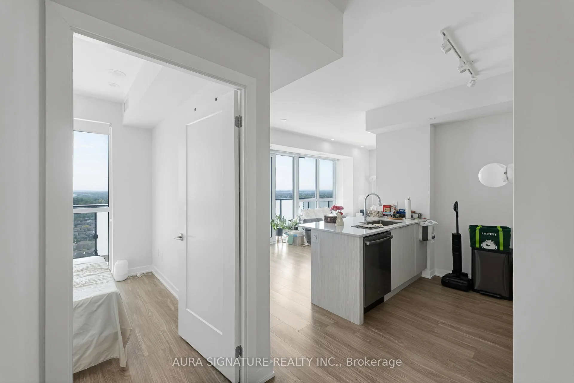 Photo 8 of 430 Square One Drive, Mississauga, Creditview — HOMEH