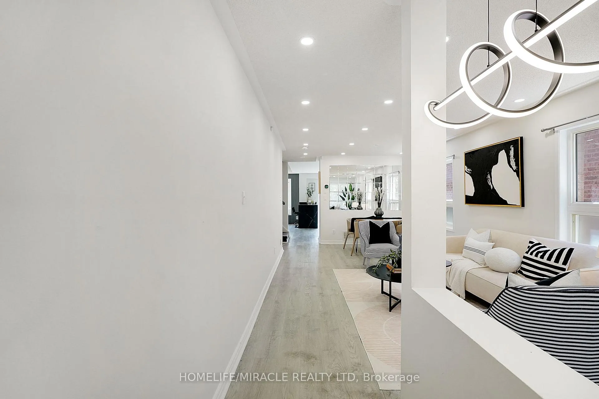 Photo 4 of 22 Chestermere Crescent, Brampton, Fletcher's Meadow — HOMEH
