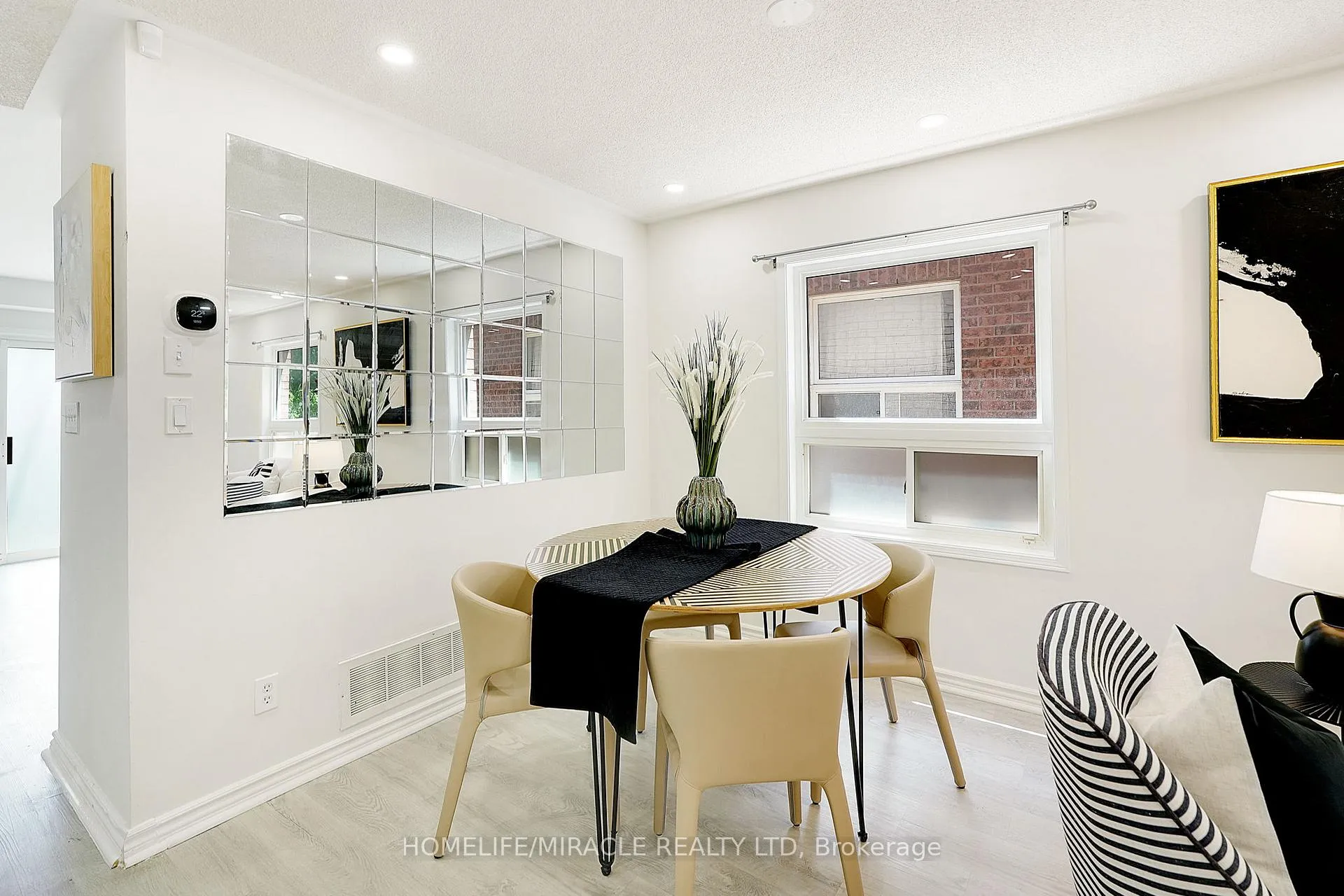 Photo 8 of 22 Chestermere Crescent, Brampton, Fletcher's Meadow — HOMEH
