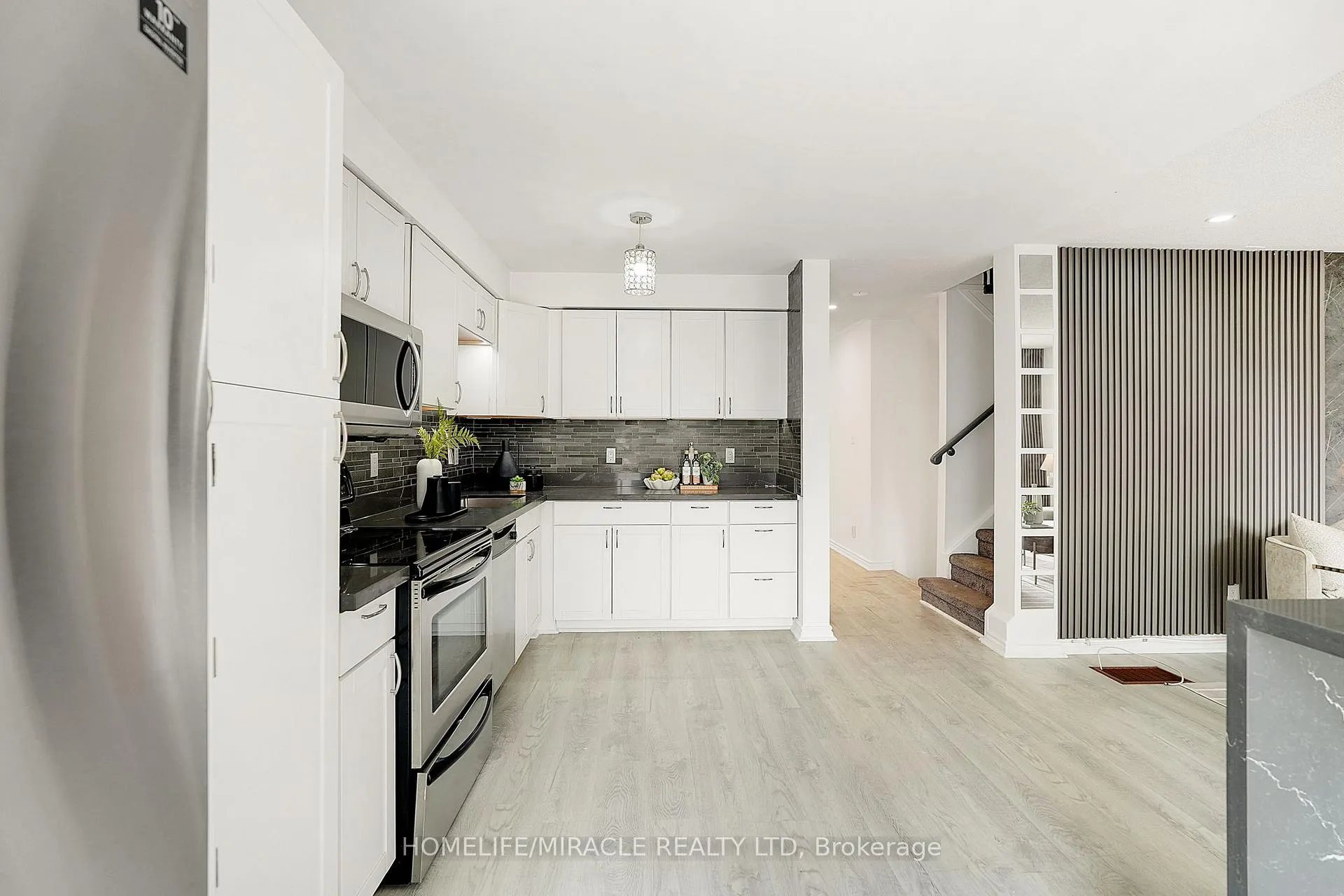 Photo 9 of 22 Chestermere Crescent, Brampton, Fletcher's Meadow — HOMEH