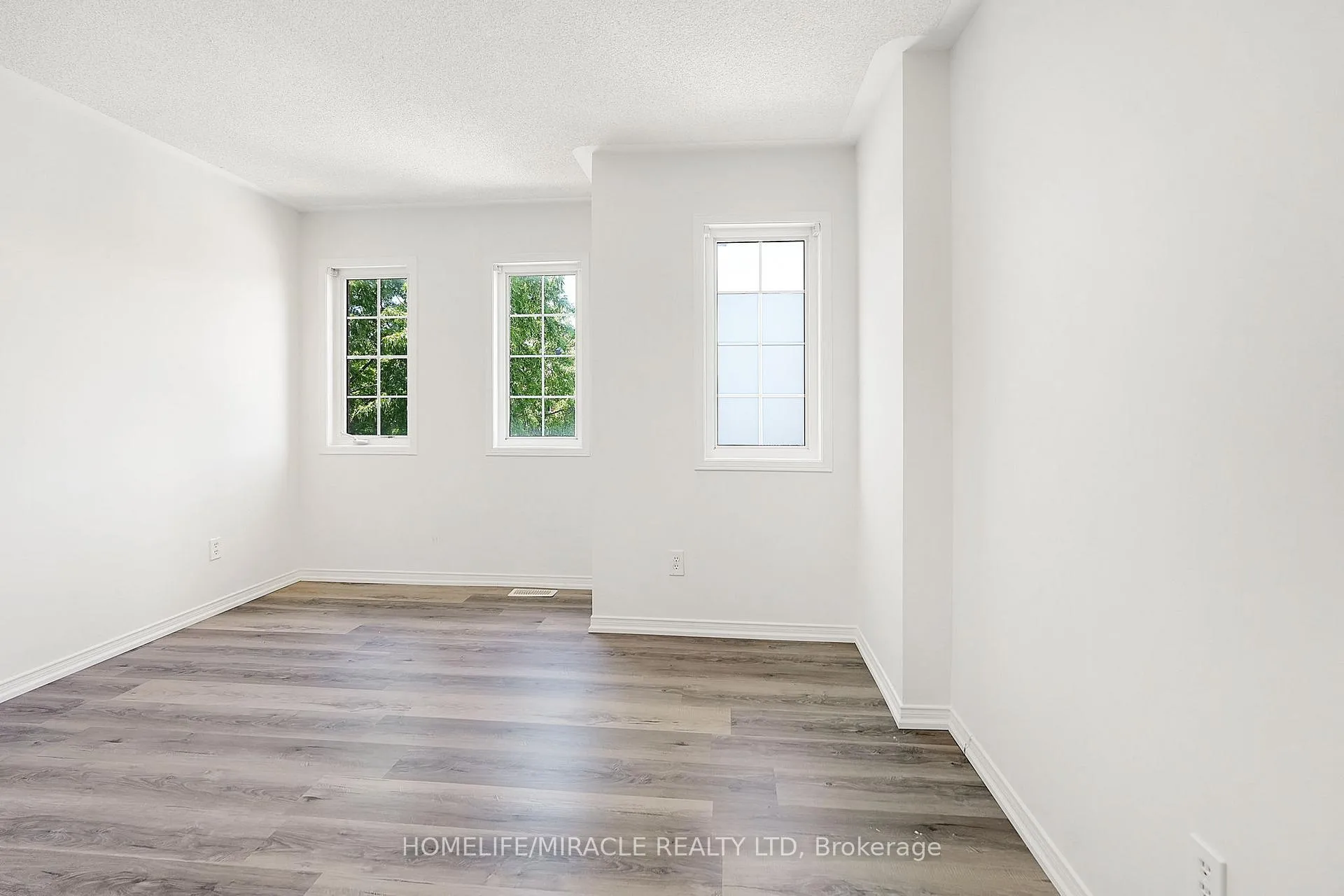 Photo 26 of 22 Chestermere Crescent, Brampton, Fletcher's Meadow — HOMEH