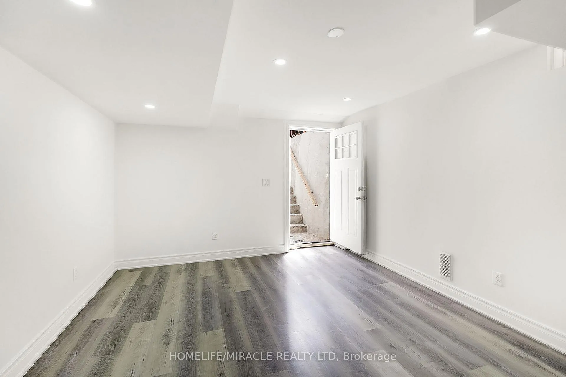 Photo 32 of 22 Chestermere Crescent, Brampton, Fletcher's Meadow — HOMEH