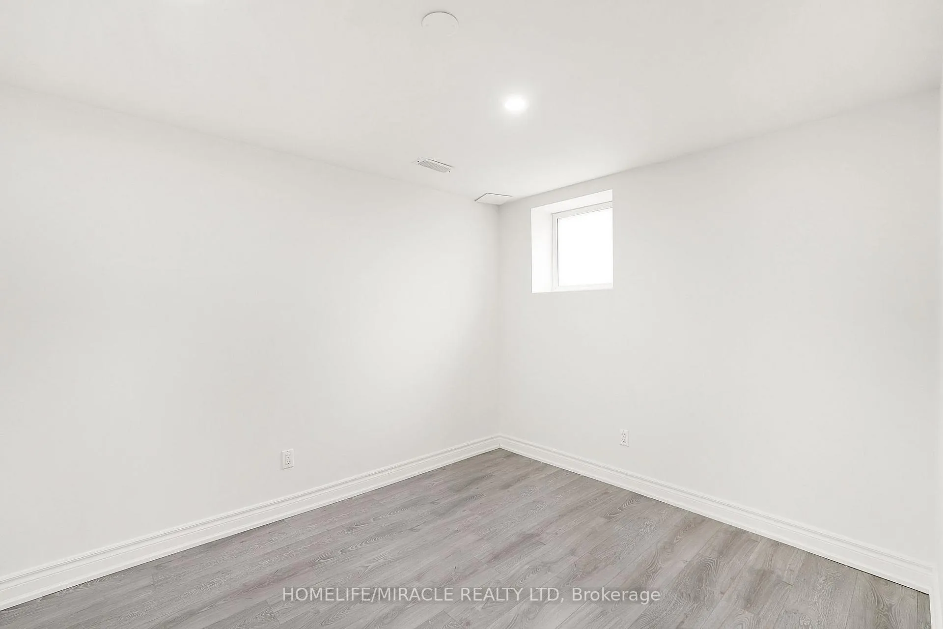 Photo 33 of 22 Chestermere Crescent, Brampton, Fletcher's Meadow — HOMEH