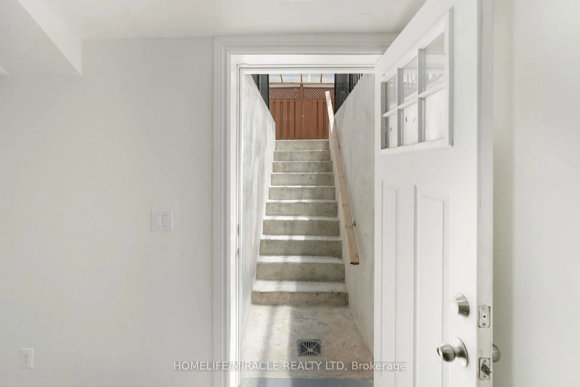 Photo 39 of 22 Chestermere Crescent, Brampton, Fletcher's Meadow — HOMEH