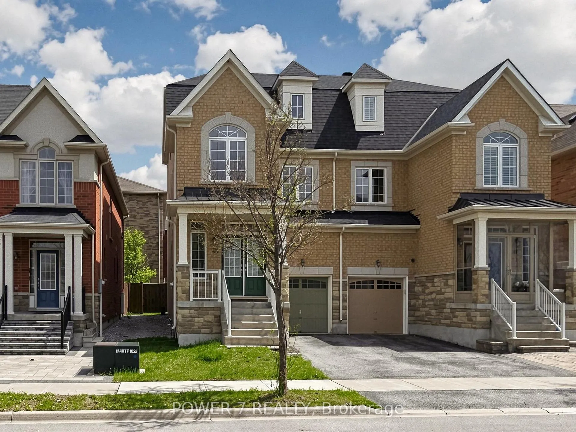 Photo 2 of 43 Living Crescent, Markham, Victoria Square — HOMEH