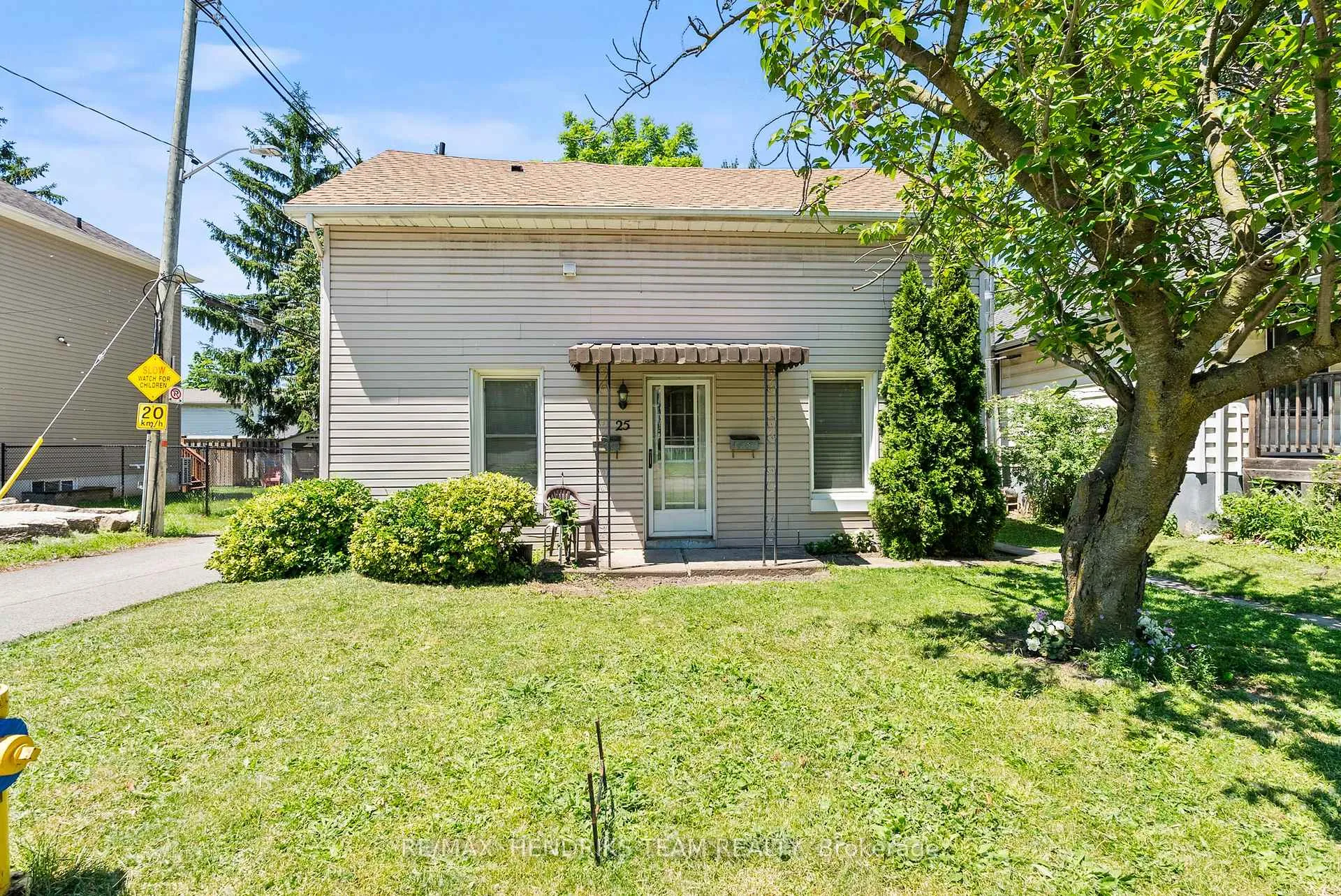 Photo 3 of 25 Bessey Street, St. Catharines, Secord Woods — HOMEH