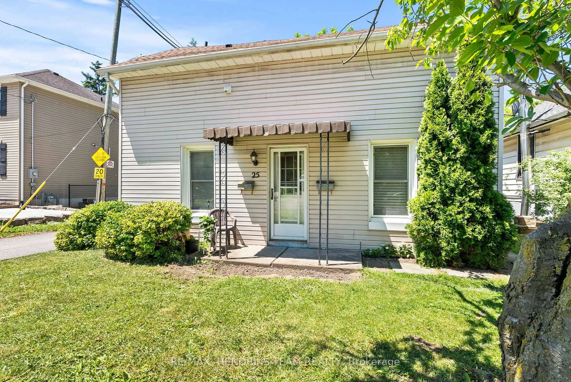 Photo 4 of 25 Bessey Street, St. Catharines, Secord Woods — HOMEH