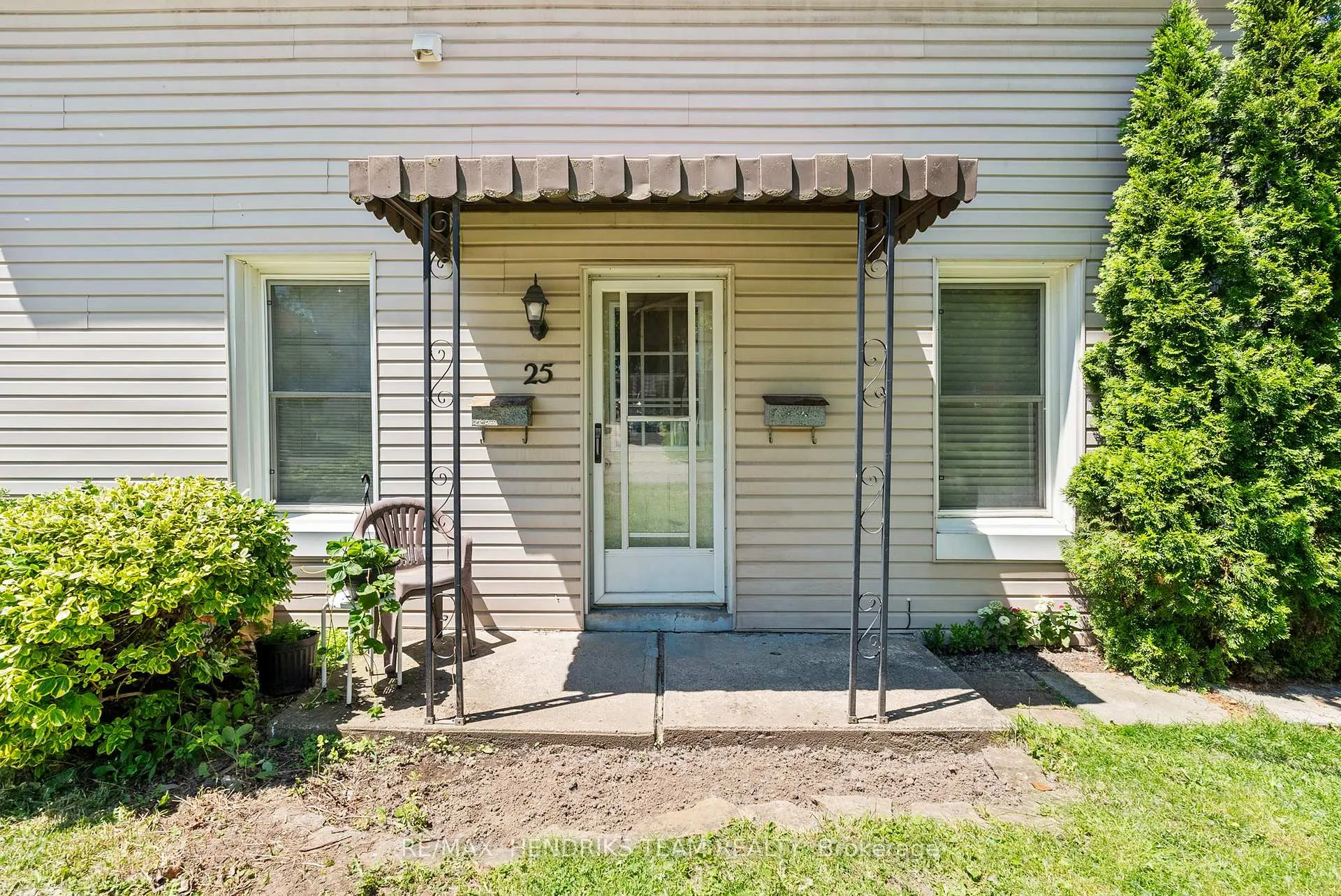 Photo 5 of 25 Bessey Street, St. Catharines, Secord Woods — HOMEH