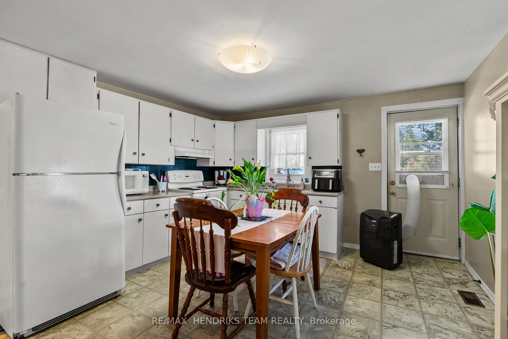 Photo 14 of 25 Bessey Street, St. Catharines, Secord Woods — HOMEH