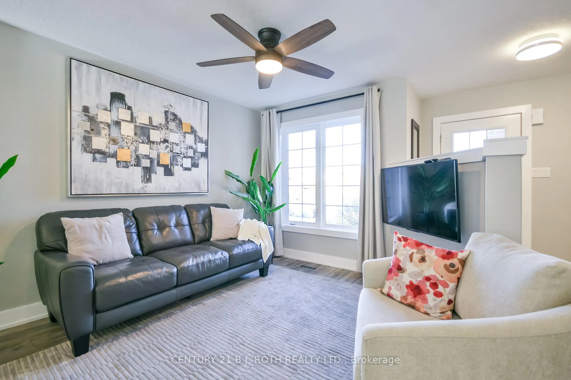 Photo 3 of 27 Claire Drive, Barrie, Painswick South — HOMEH