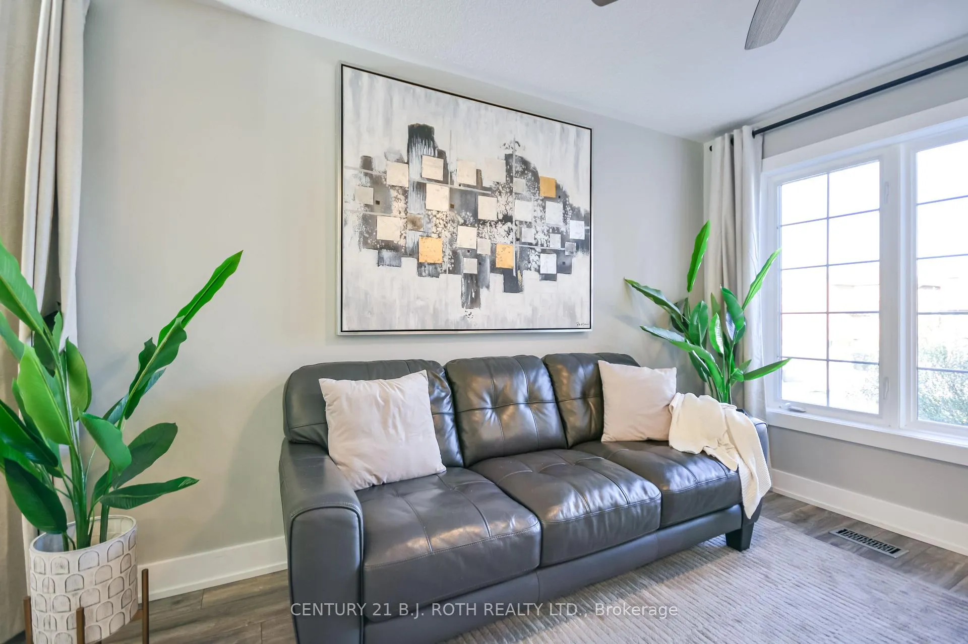 Photo 4 of 27 Claire Drive, Barrie, Painswick South — HOMEH