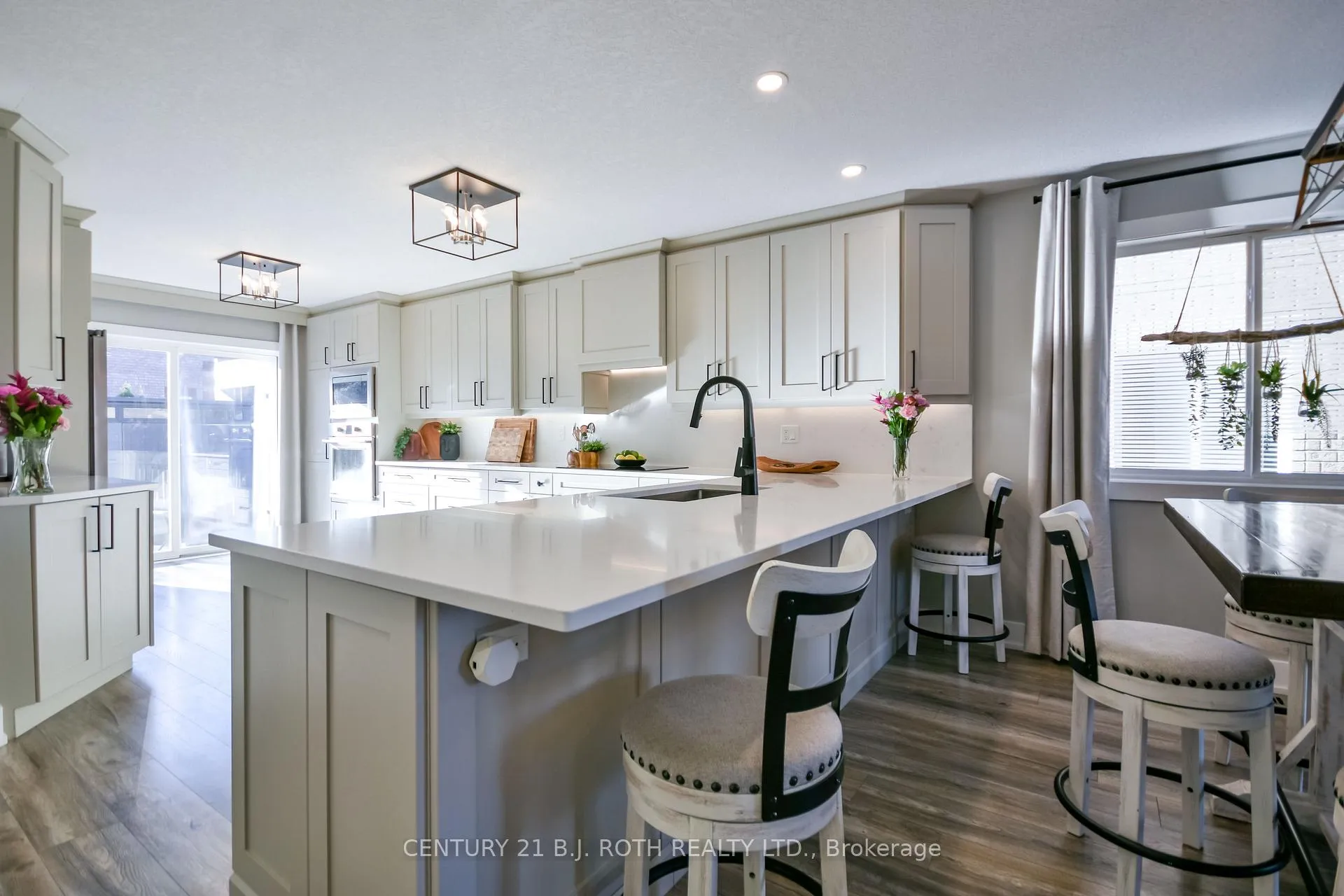 Photo 10 of 27 Claire Drive, Barrie, Painswick South — HOMEH