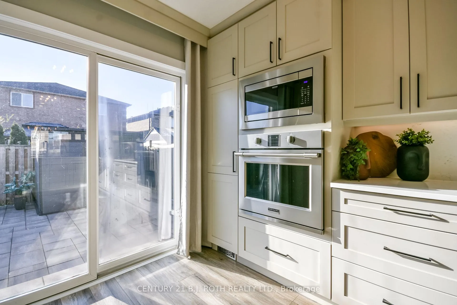 Photo 15 of 27 Claire Drive, Barrie, Painswick South — HOMEH