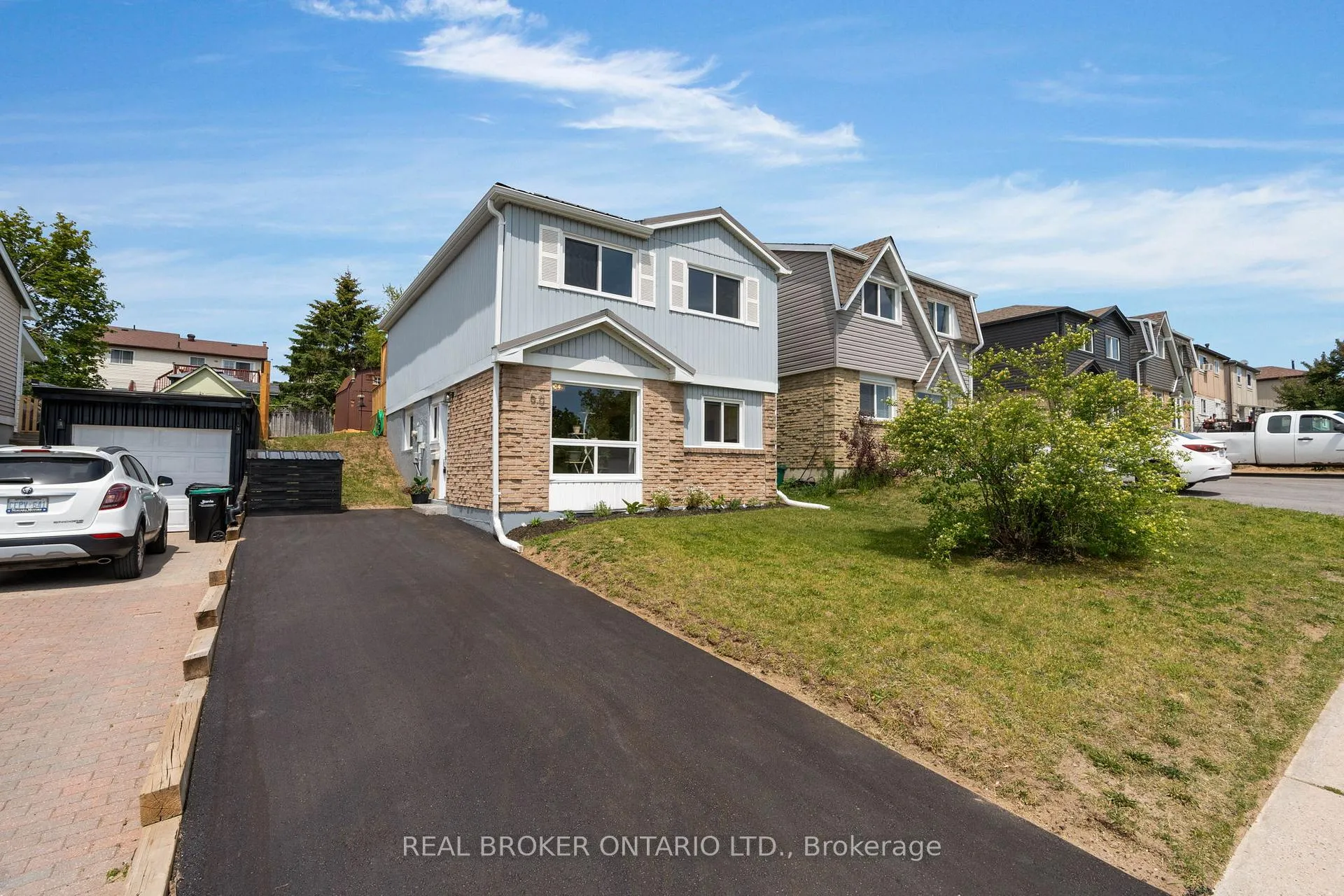 Photo 2 of 50 Browning Trail, Barrie, Letitia Heights — HOMEH