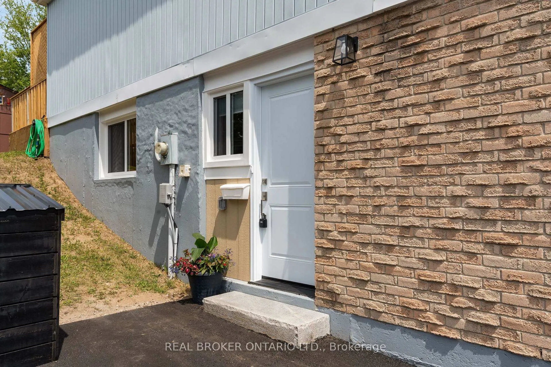 Photo 3 of 50 Browning Trail, Barrie, Letitia Heights — HOMEH