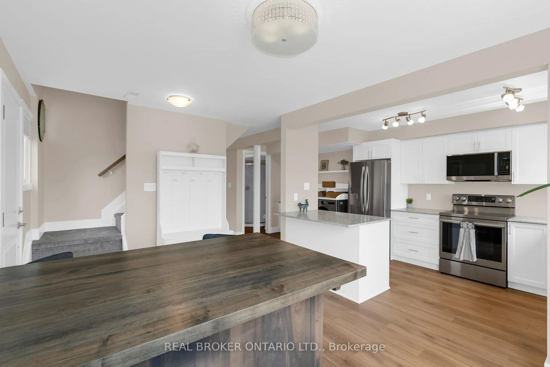Photo 5 of 50 Browning Trail, Barrie, Letitia Heights — HOMEH