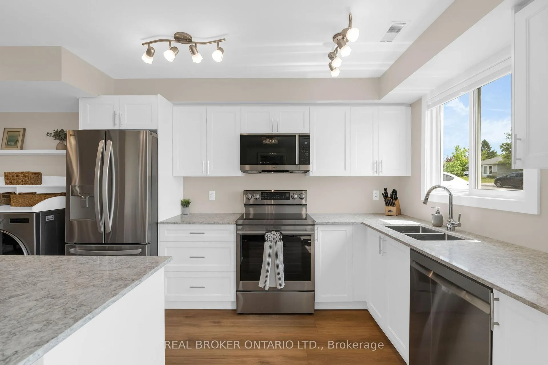 Photo 6 of 50 Browning Trail, Barrie, Letitia Heights — HOMEH