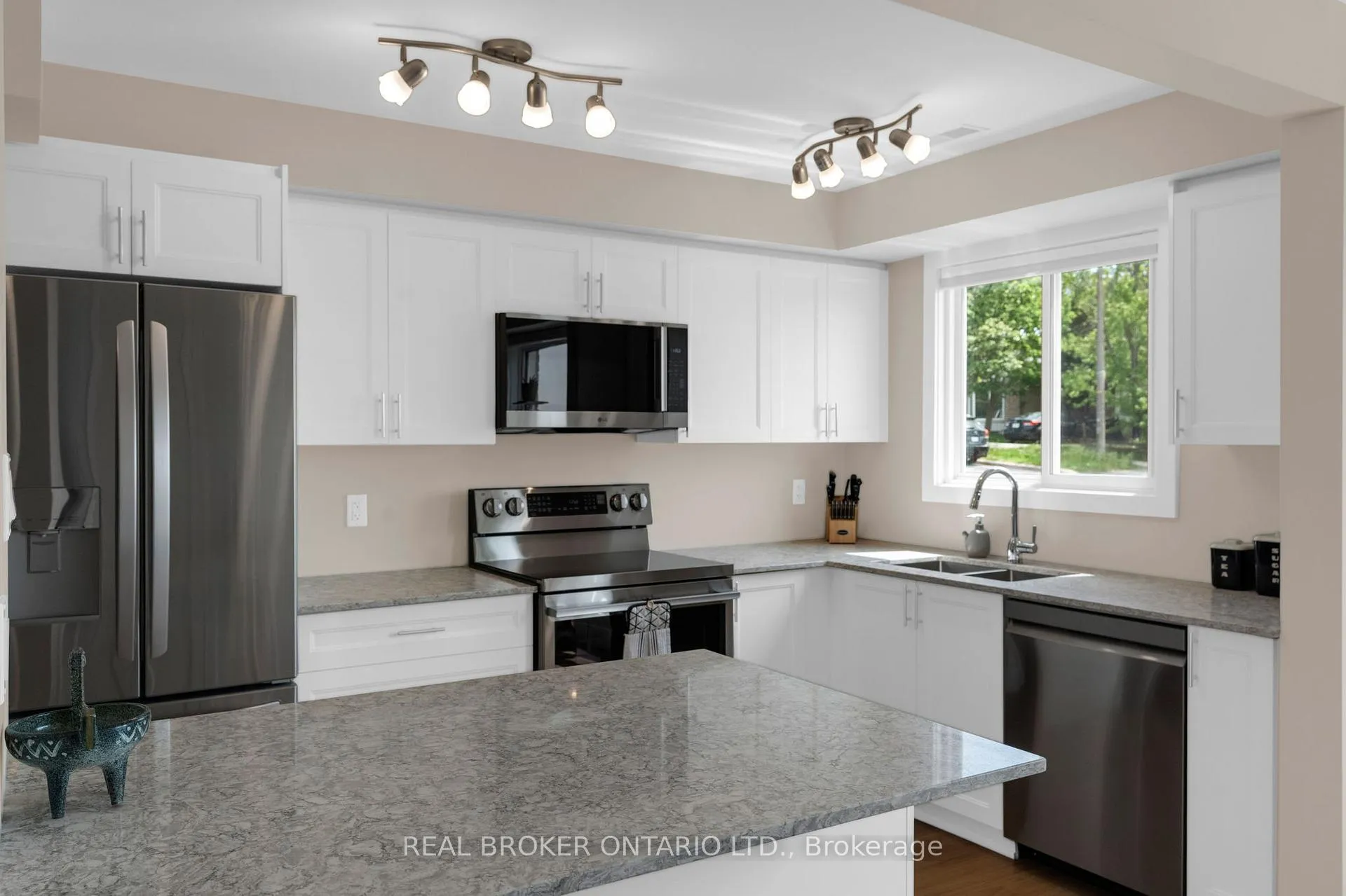 Photo 7 of 50 Browning Trail, Barrie, Letitia Heights — HOMEH