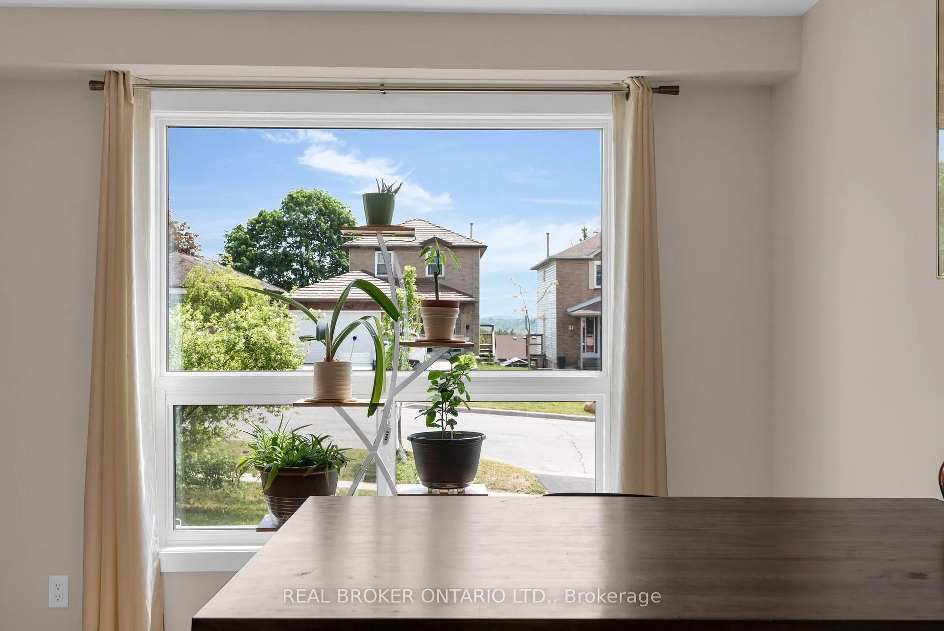 Photo 8 of 50 Browning Trail, Barrie, Letitia Heights — HOMEH