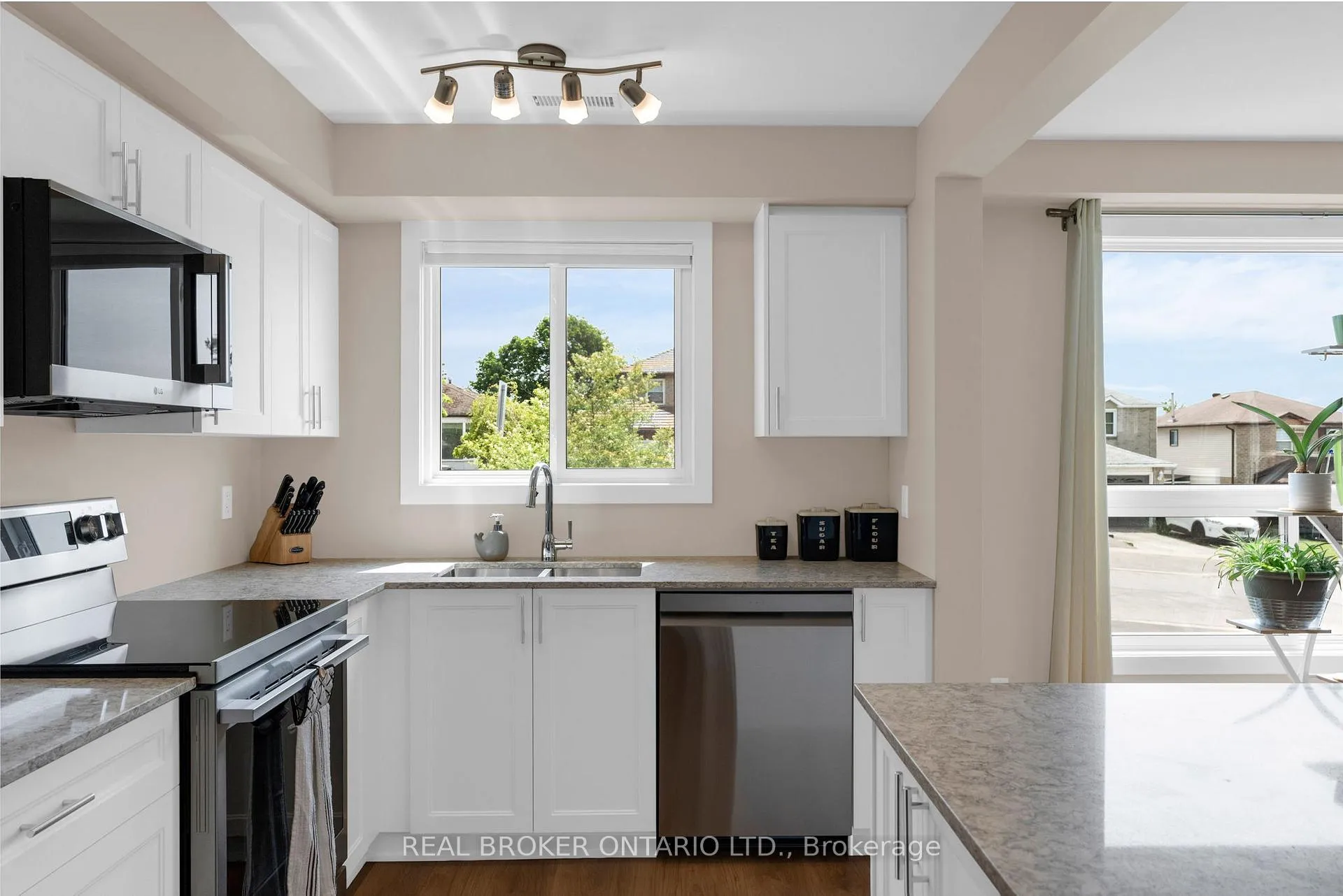 Photo 11 of 50 Browning Trail, Barrie, Letitia Heights — HOMEH