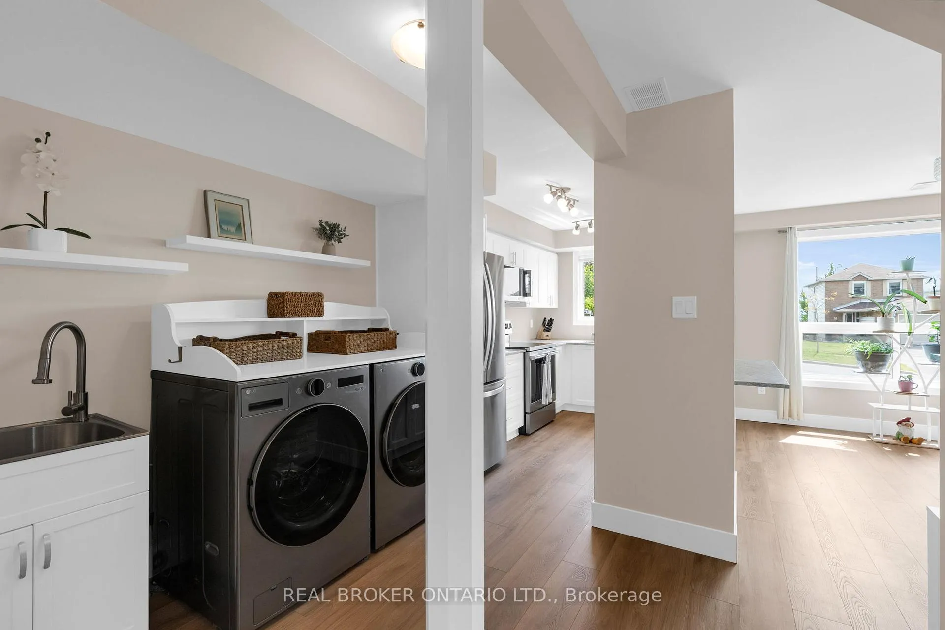 Photo 13 of 50 Browning Trail, Barrie, Letitia Heights — HOMEH