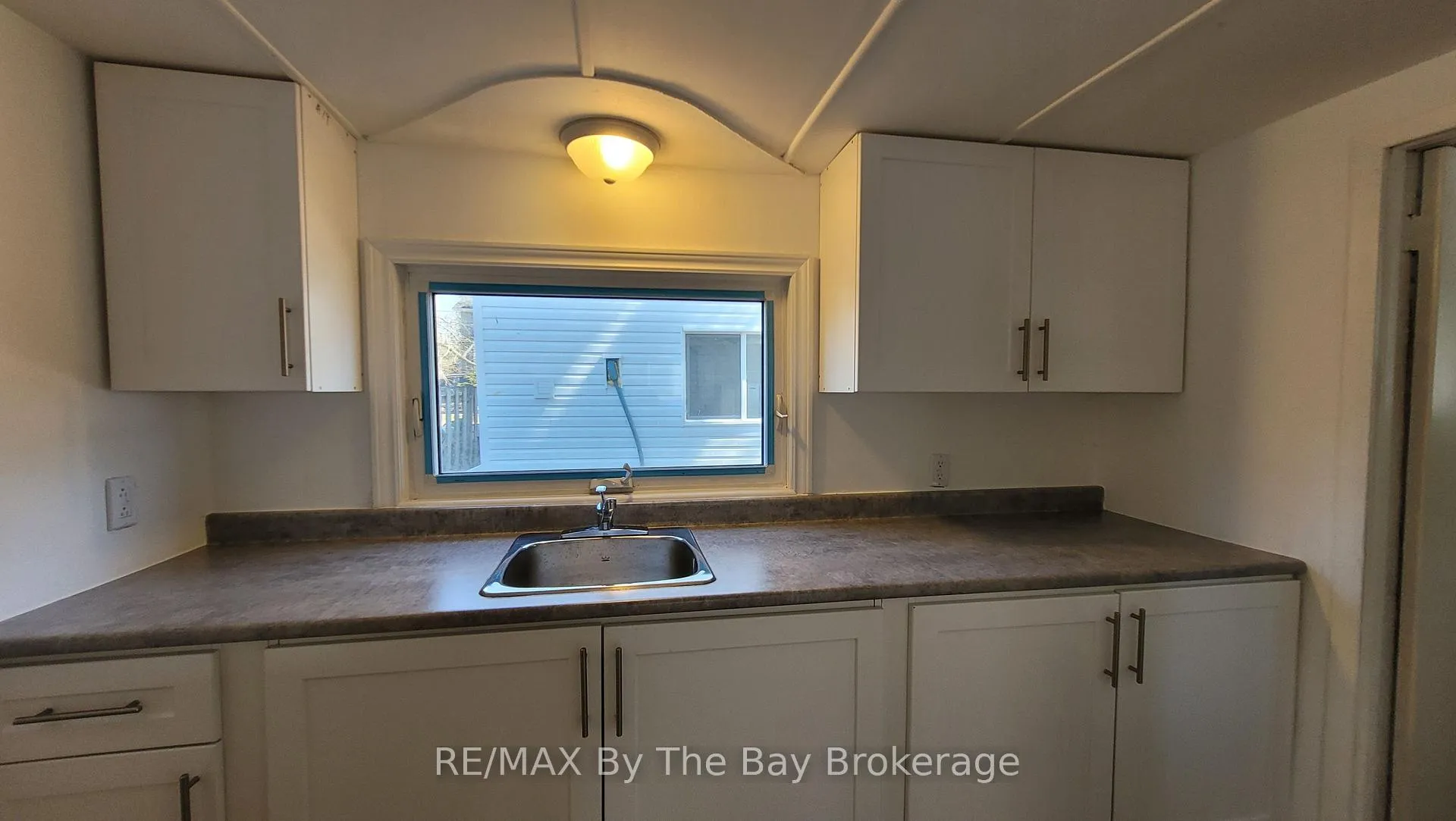 Photo 4 of 19 Glen Street, Wasaga Beach — HOMEH