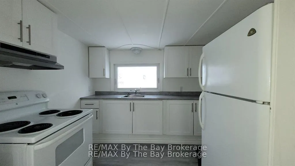 Photo 5 of 19 Glen Street, Wasaga Beach — HOMEH