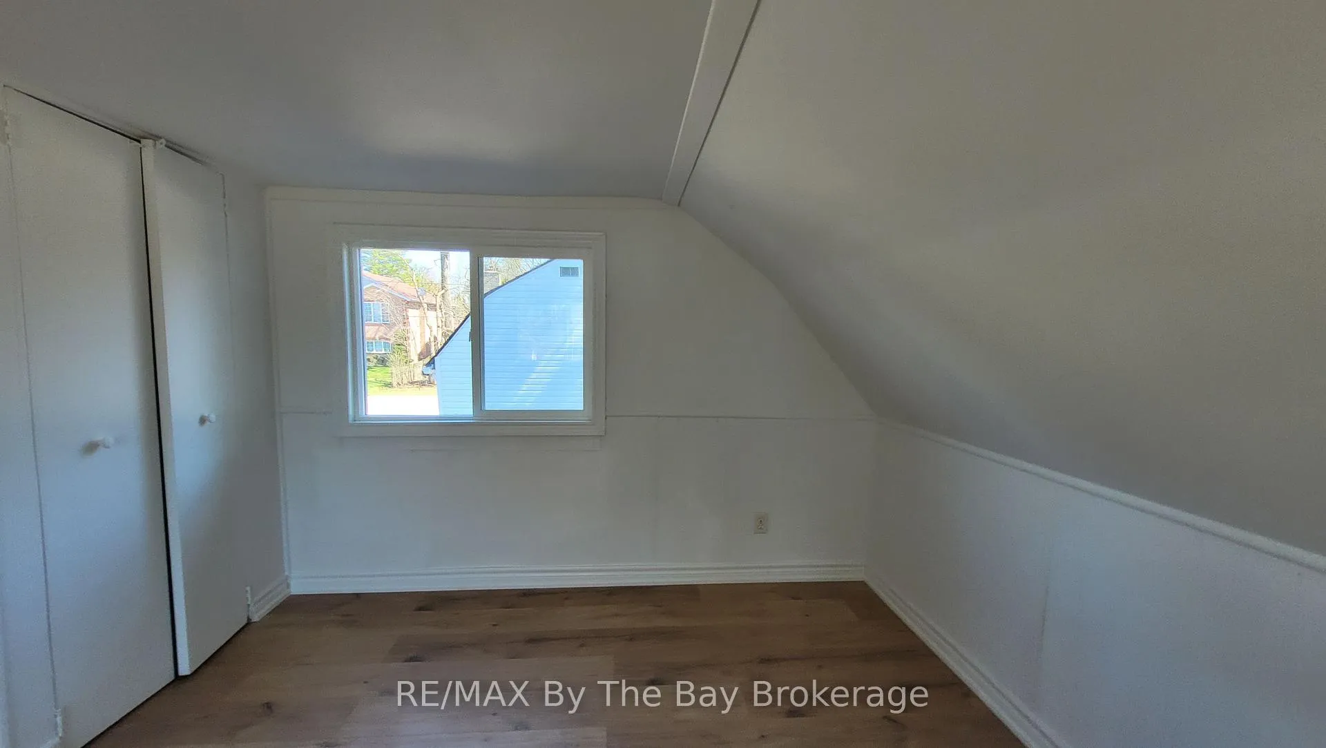 Photo 16 of 19 Glen Street, Wasaga Beach — HOMEH