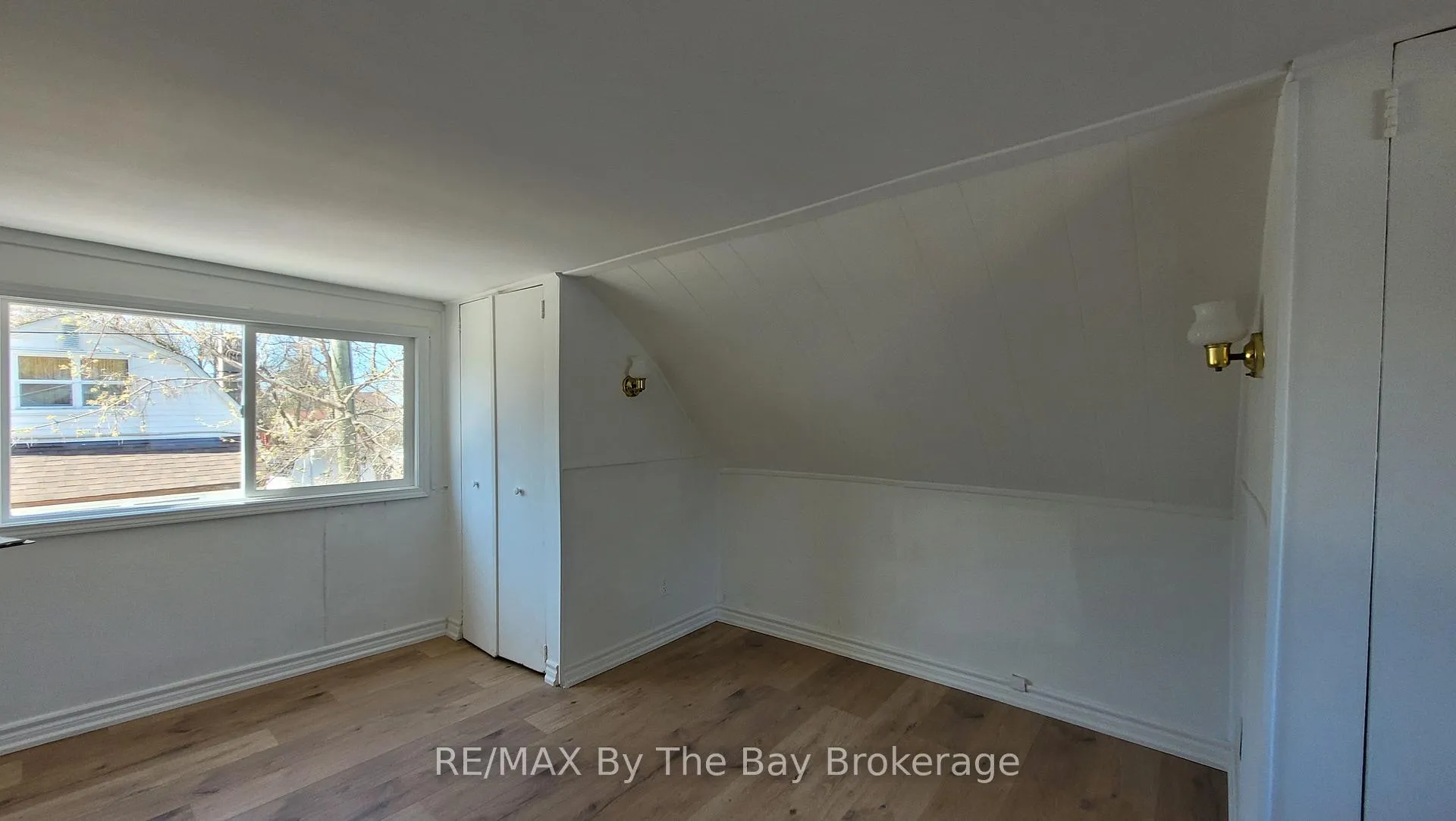 Photo 17 of 19 Glen Street, Wasaga Beach — HOMEH