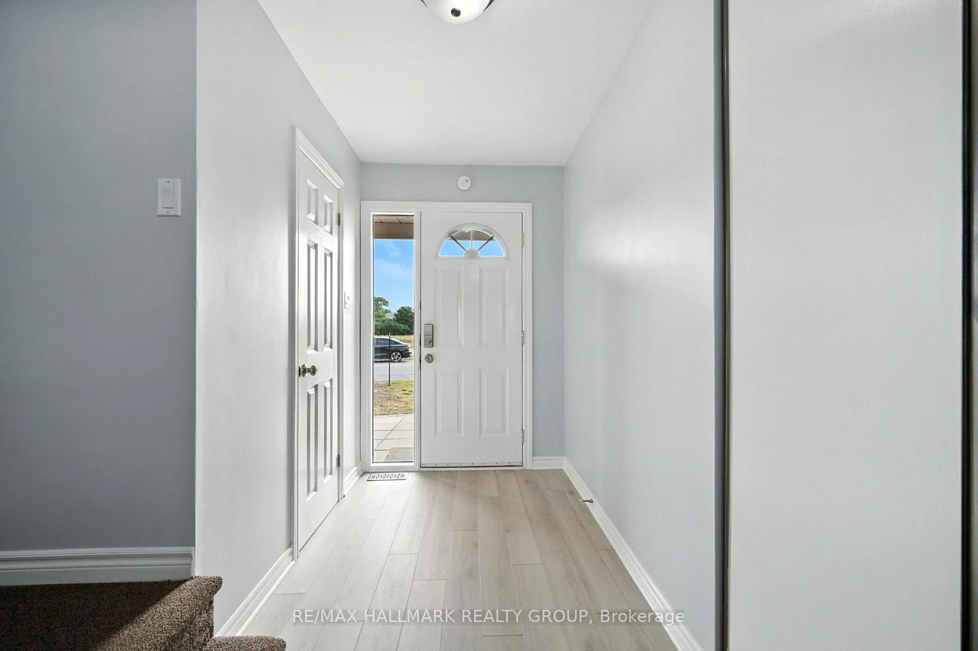 Photo 3 of 55 Fair Oaks Crescent, Ottawa, Craig Henry/Woodvale — HOMEH