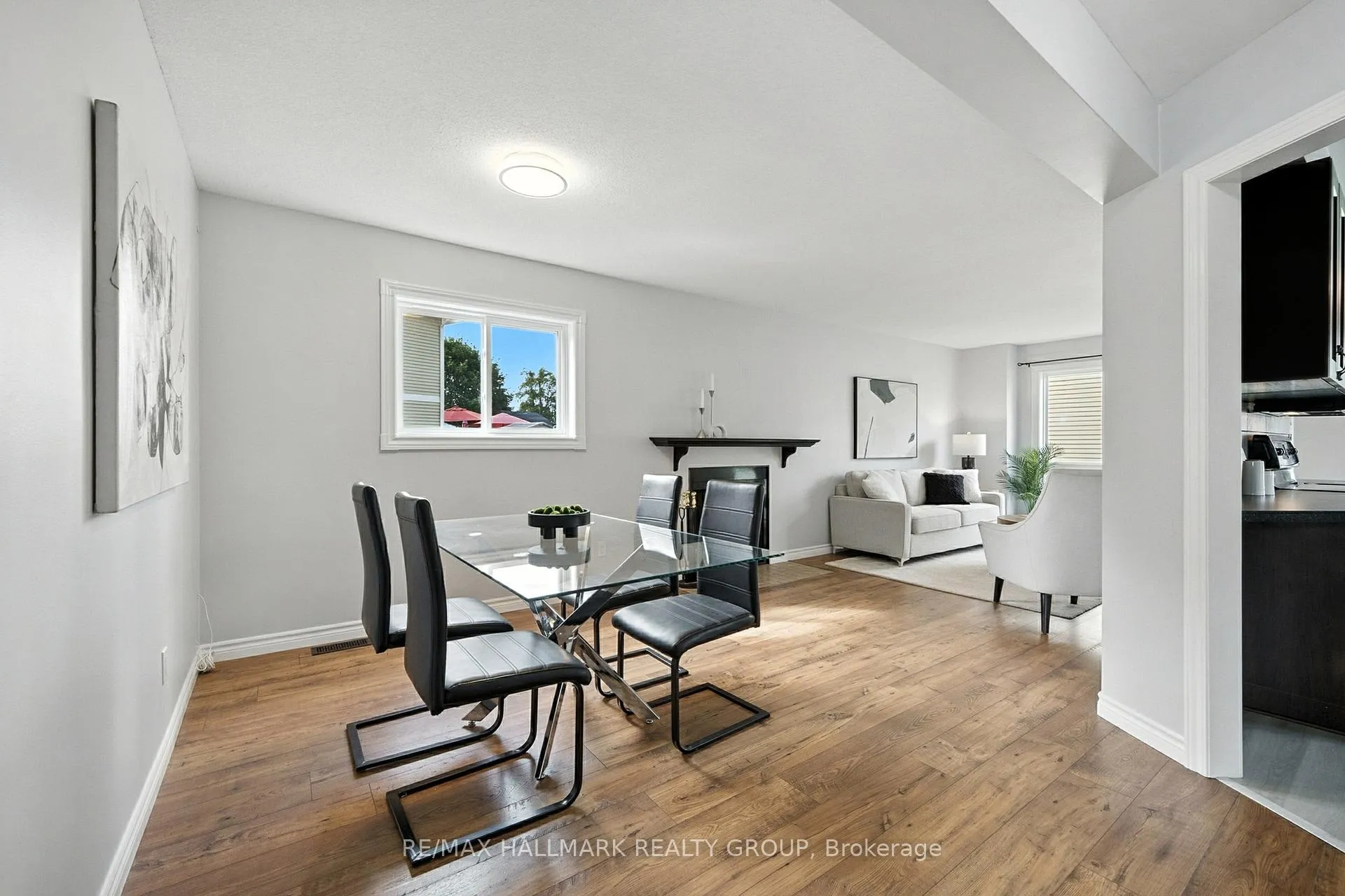 Photo 4 of 55 Fair Oaks Crescent, Ottawa, Craig Henry/Woodvale — HOMEH