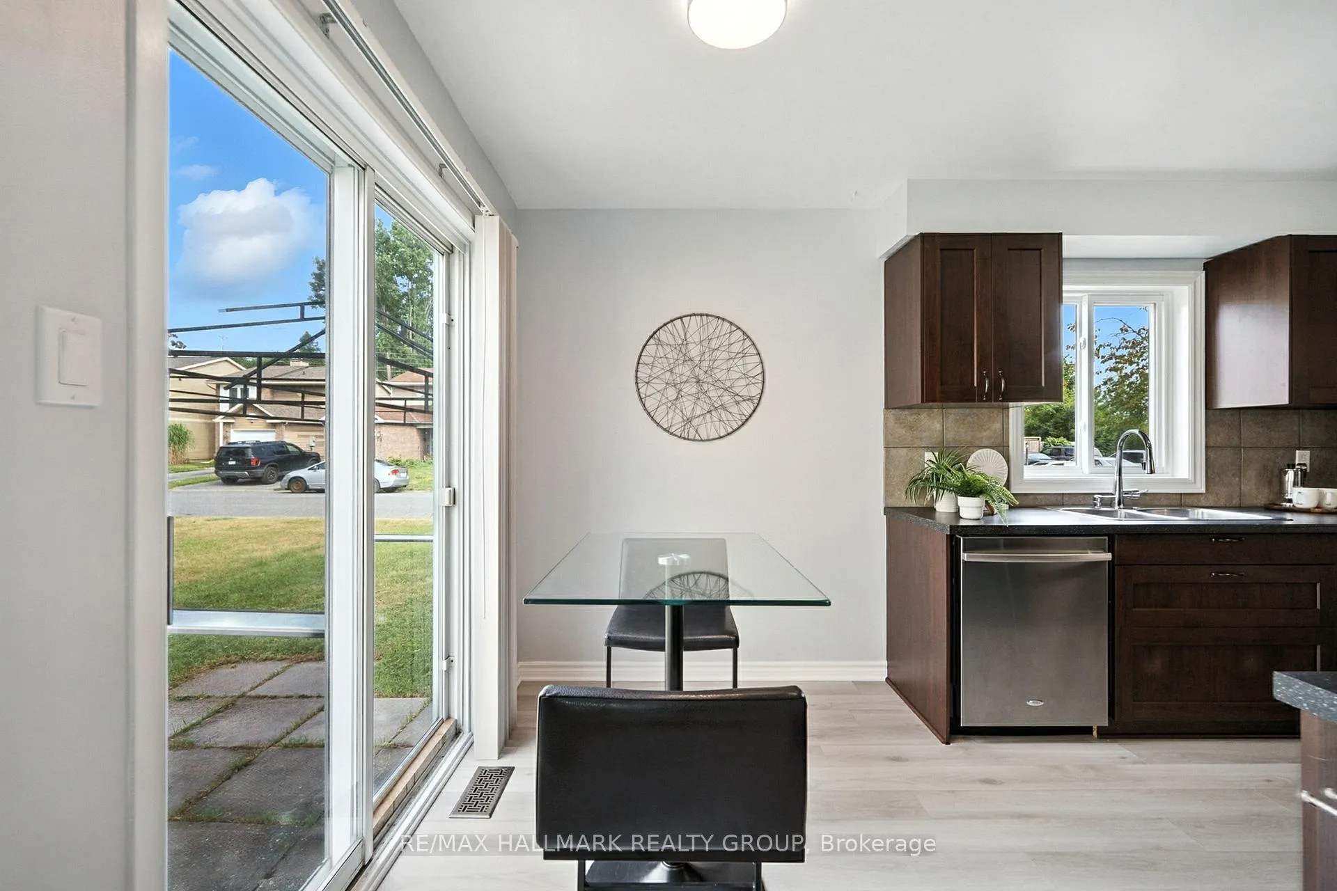 Photo 10 of 55 Fair Oaks Crescent, Ottawa, Craig Henry/Woodvale — HOMEH