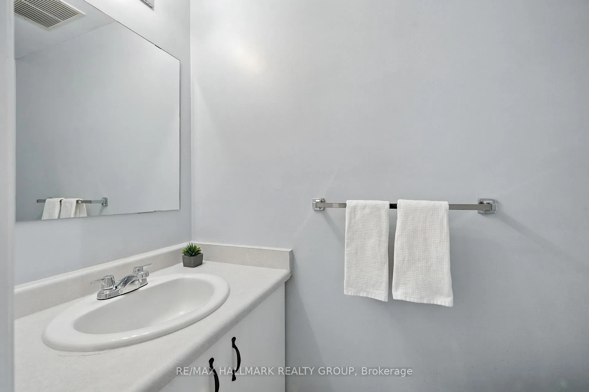 Photo 16 of 55 Fair Oaks Crescent, Ottawa, Craig Henry/Woodvale — HOMEH