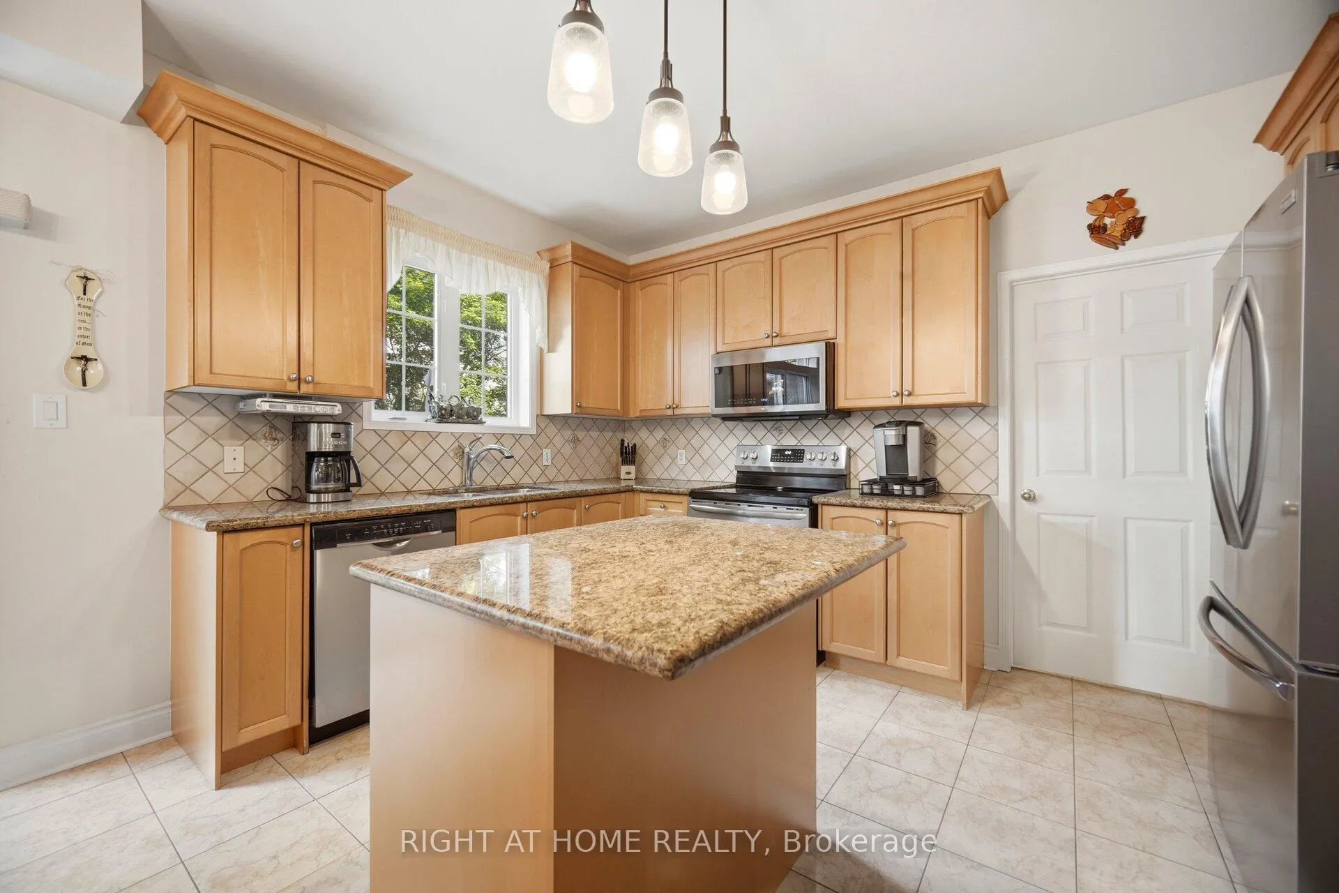Photo 16 of 1021 Hemstreet Crescent, Milton, Clarke — HOMEH