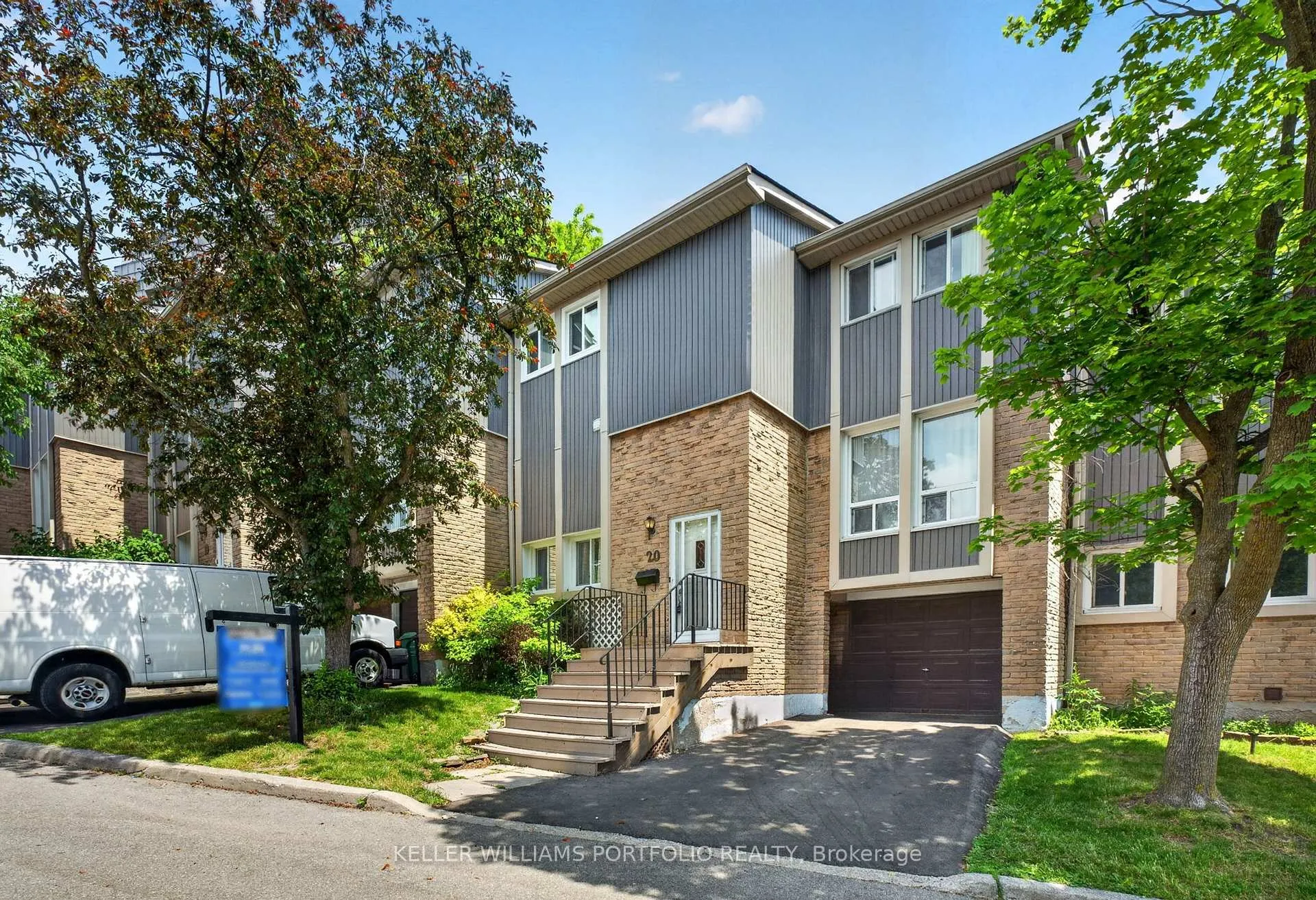 Front of Unit 20, 900 Dundas Street W