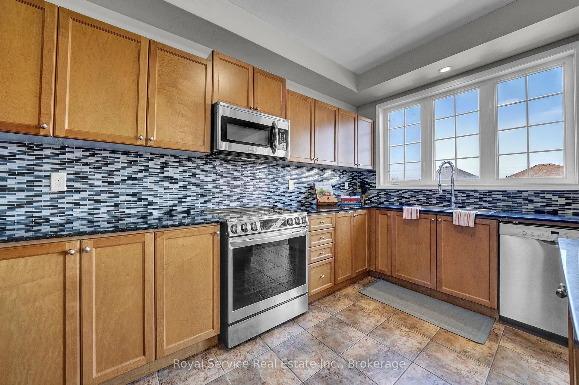 Photo 12 of 35 Alldread Crescent, Clarington, Newcastle — HOMEH