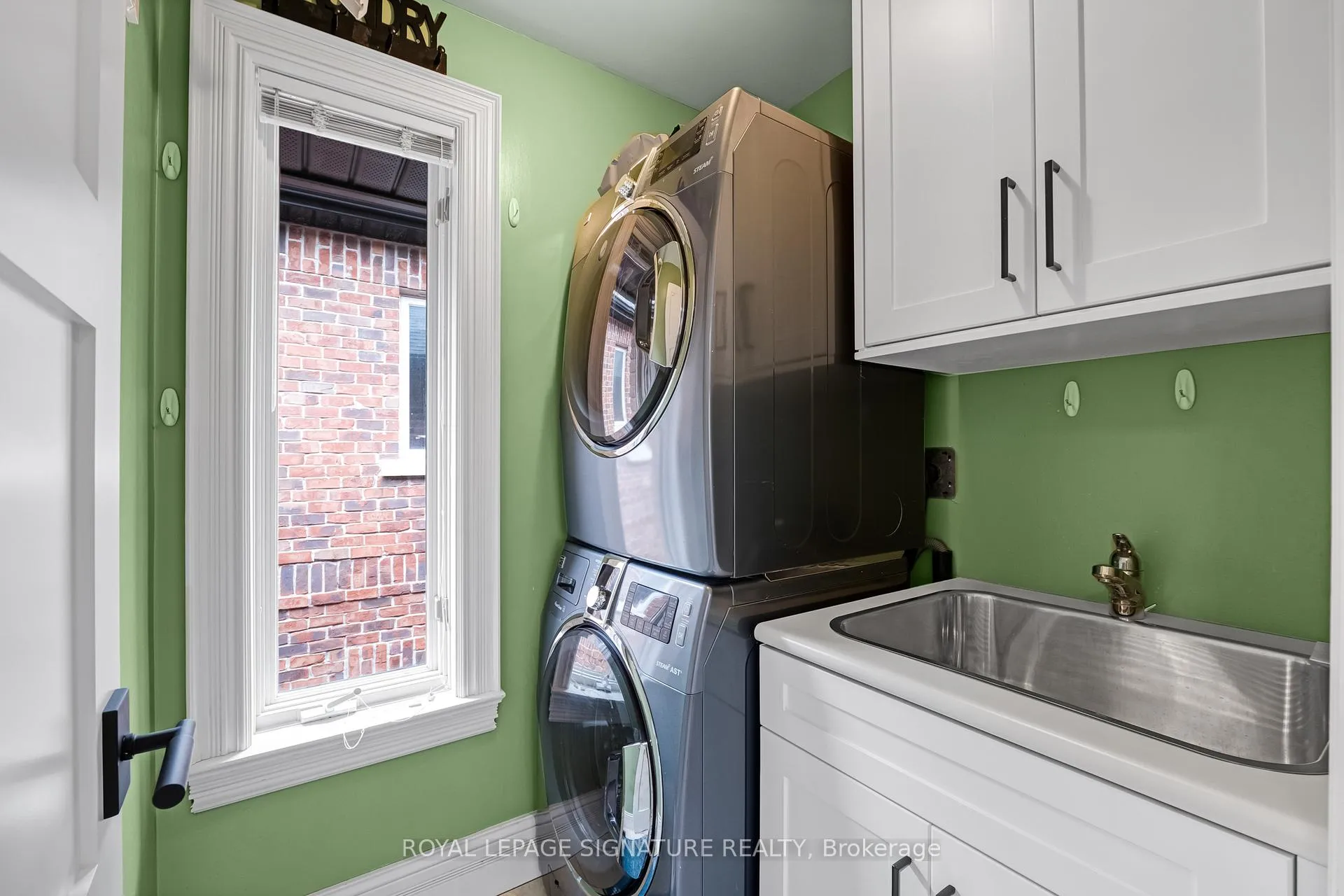 Photo 24 of 46 Esgore Drive, Toronto, Bedford Park-Nortown — HOMEH